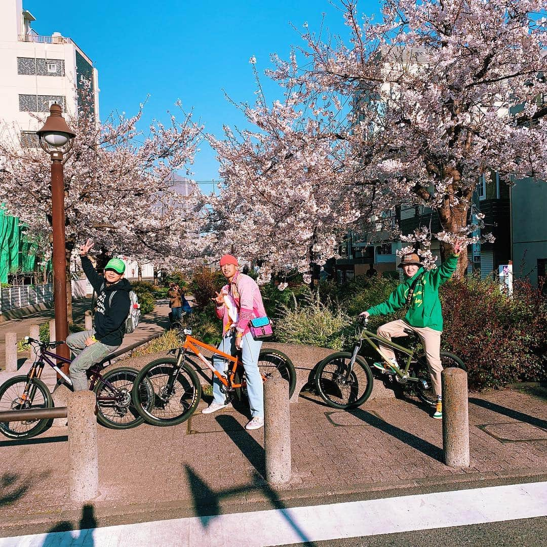 関口メンディーさんのインスタグラム写真 - (関口メンディーInstagram)「お花見ボーイズ🌸🚴‍♂️🌸 #お花見サイクリング」4月3日 18時32分 - mandy_sekiguchi_official