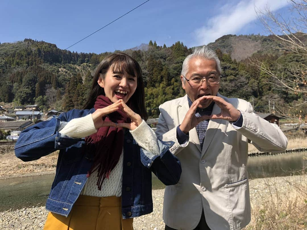 岩野理沙さんのインスタグラム写真 - (岩野理沙Instagram)「今月の 佐伯深堀り漫遊記は 佐伯の米作りがテーマです🍚  おにぎりポーズ🍙  この後出会った地元の方から 食べてみてーと 実際にお米をいただきました🙇‍♀️ とっても美味しかったです😢 ありがとうございました💕🍙 #ほっこり #優しさ #宮明さん #頭の中のぞきたい #おにぎり #tv #ロケ #お米 #米 #japanese #saiki #oita #深堀り漫遊記」4月3日 18時33分 - risaiwano