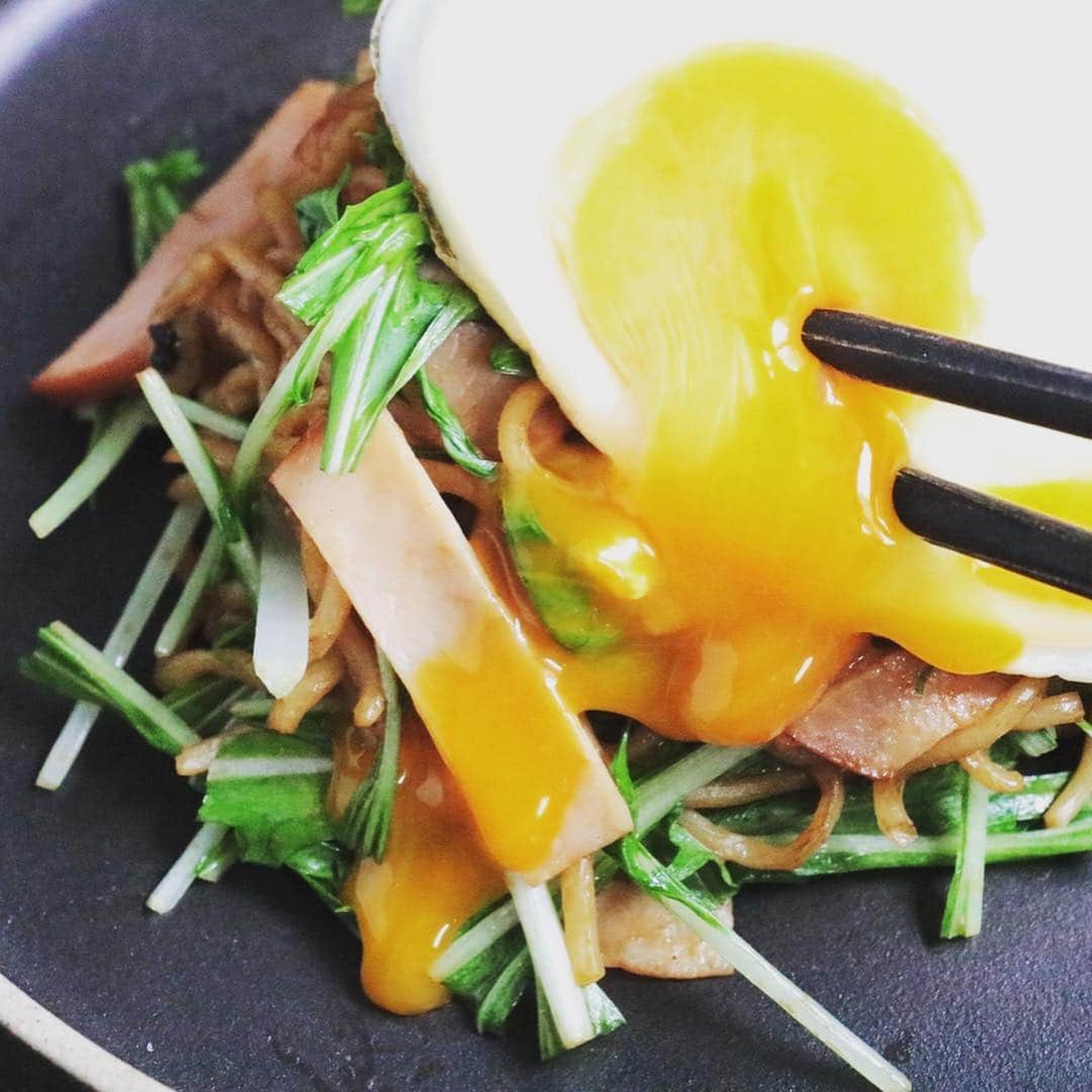 メシ通さんのインスタグラム写真 - (メシ通Instagram)「絶品焼きそばの味付けは、しじみのインスタントみそ汁だった！ だし入りでうま味たっぷり 「焼きそば」を激ウマに作る新ルール。最初に炒める意外なものって？【エダジュン】  https://www.hotpepper.jp/mesitsu/entry/edajun/19-00059  #mesitsu #メシ通 #グルメ #インスタントみそ汁 #焼きそば #エダジュン #レシピ #レシピブログ #東京 #yakisoba #easy #delicious #recipe #recipeblog #edajun #tokyo #japan」4月3日 18時33分 - mesitsu