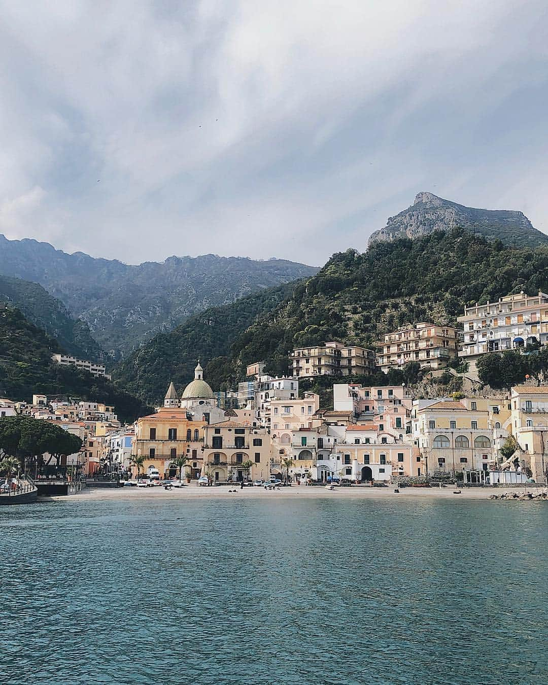 サマンサ・マリアさんのインスタグラム写真 - (サマンサ・マリアInstagram)「Can you even? Because I cannot 😂 Italy is so, SO beautiful, this is where we boarded for our boat ride to Positano ⛵️🌊 @ateliercologne #presstrip」4月3日 18時34分 - sammimaria