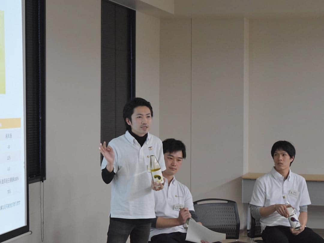 白鶴酒造株式会社さんのインスタグラム写真 - (白鶴酒造株式会社Instagram)「3月30日(土)に、「別鶴プロジェクト」¥20,000コース支援者様のリターンである「工場見学ツアー」を開催しました。  まず最初に、二号蔵工場と資料館の見学をしていただきました。 普段見ることのできない麹室や醗酵タンク内のモロミの様子を見てもらうなどの内容の濃い見学コースに、参加者の方々も私たちの説明を熱心にうなずきながら聞いてくださいました。 また工場見学の後には、テスト酒を試飲しながらメンバーとの懇親会を行いました。 お酒が入ったせいか、参加された方たちの熱量にメンバーも驚かされました。おかげさまでメンバーも充実した時間を過ごすことができました。 ご参加いただきました皆様、お越しくださいまして誠に有難うございました。  さて、商品は完成に近づいてきております。先日4月2日に「陽だまりのシュノーケル」を搾り、4月3日に「黄昏のテレスコープ」を搾る予定です。  みなさまのお手元にお届けするまで、気を抜かずにがんばりたいと思います。  #白鶴 #日本酒 #hakutsuru #折り鶴 #foldedpapercrane #japan #神戸 #kobe #酒 #sake #japanesesake #japaneseculture #灘五郷 #GI灘五郷 #lovehyogo #lovekobe #insta_higashinada #別鶴 #クラウドファンディング #マクアケ #Makuake #若手プロジェクト #新しい日本酒の世界を覗こう！ #木漏れ日のムシメガネ #陽だまりのシュノーケル #黄昏のテレスコープ」4月3日 18時39分 - hakutsuru_official