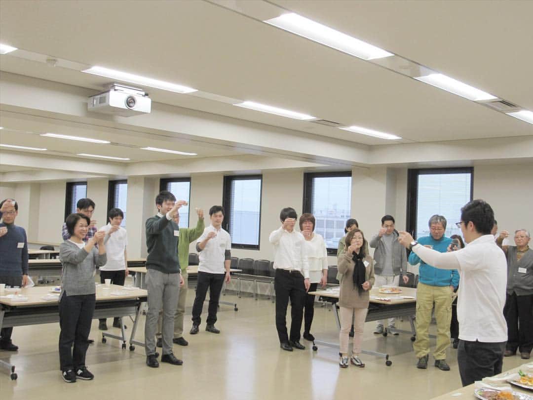 白鶴酒造株式会社さんのインスタグラム写真 - (白鶴酒造株式会社Instagram)「3月30日(土)に、「別鶴プロジェクト」¥20,000コース支援者様のリターンである「工場見学ツアー」を開催しました。  まず最初に、二号蔵工場と資料館の見学をしていただきました。 普段見ることのできない麹室や醗酵タンク内のモロミの様子を見てもらうなどの内容の濃い見学コースに、参加者の方々も私たちの説明を熱心にうなずきながら聞いてくださいました。 また工場見学の後には、テスト酒を試飲しながらメンバーとの懇親会を行いました。 お酒が入ったせいか、参加された方たちの熱量にメンバーも驚かされました。おかげさまでメンバーも充実した時間を過ごすことができました。 ご参加いただきました皆様、お越しくださいまして誠に有難うございました。  さて、商品は完成に近づいてきております。先日4月2日に「陽だまりのシュノーケル」を搾り、4月3日に「黄昏のテレスコープ」を搾る予定です。  みなさまのお手元にお届けするまで、気を抜かずにがんばりたいと思います。  #白鶴 #日本酒 #hakutsuru #折り鶴 #foldedpapercrane #japan #神戸 #kobe #酒 #sake #japanesesake #japaneseculture #灘五郷 #GI灘五郷 #lovehyogo #lovekobe #insta_higashinada #別鶴 #クラウドファンディング #マクアケ #Makuake #若手プロジェクト #新しい日本酒の世界を覗こう！ #木漏れ日のムシメガネ #陽だまりのシュノーケル #黄昏のテレスコープ」4月3日 18時39分 - hakutsuru_official