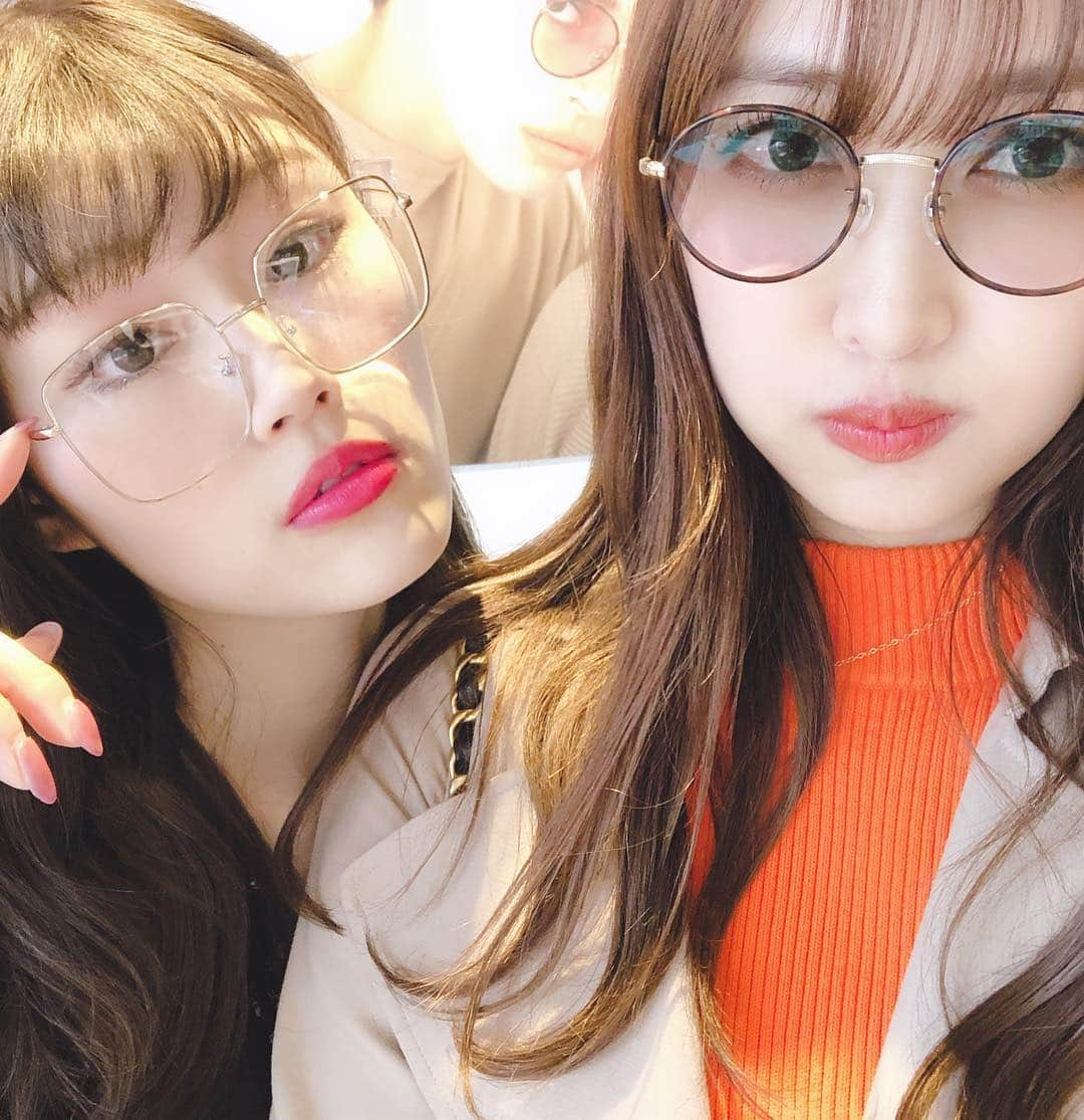 佐達ももこさんのインスタグラム写真 - (佐達ももこInstagram)「大好きなみんなと🕶💞﻿ どっちが似合う〜？これは〜？﻿ ってワイワイ盛り上がった🤩﻿ 私はカラーレンズに初挑戦したよ☺️💞﻿ 届くの楽しみ😍⭐️﻿ サングラスや眼鏡って、﻿ しっくりくる物があるとすごく嬉しいよね💘﻿ .﻿ .﻿ #lavid#lavidのある生活#eyewear#glasses」4月3日 18時38分 - sadamomodayo