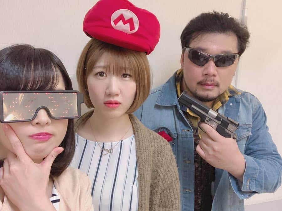髙橋明日香のインスタグラム：「ひびのばら想い出写真③  畑中、野々村、霧島のトリオ。 この3人が出てくるとホッとする、笑えるっていう感想が多くて嬉しかった(^ ^) 本当に絶妙なバランスで成り立ってる3人で、稽古やりながらバランスを整えていきました。 じゃがびーはいろいろ食べた結果、幸せバター味と梅味が美味しい。  れいぴょんは真面目でしっかり者で真顔が最高に面白い← れいぴょんにたくさん救われたなぁ。冷静なツッコミのおかげで畑中は自由に羽ばたけてました。  長野さんは、この写真見てわかる限り独特な世界観を持ってるおもしろい方。 いつでも何かしら小道具持ってるし、ボードゲーム数えきれないほど持ってきて、ボードゲームブームを巻き起こしてました(笑)  キ上でのにぎやかし、最高に楽しかった！！！！！！！！ #ひびのばら #キ上の空論 #石井玲歌 #長野耕士 #高橋明日香 #じゃがびー食べやあせ」