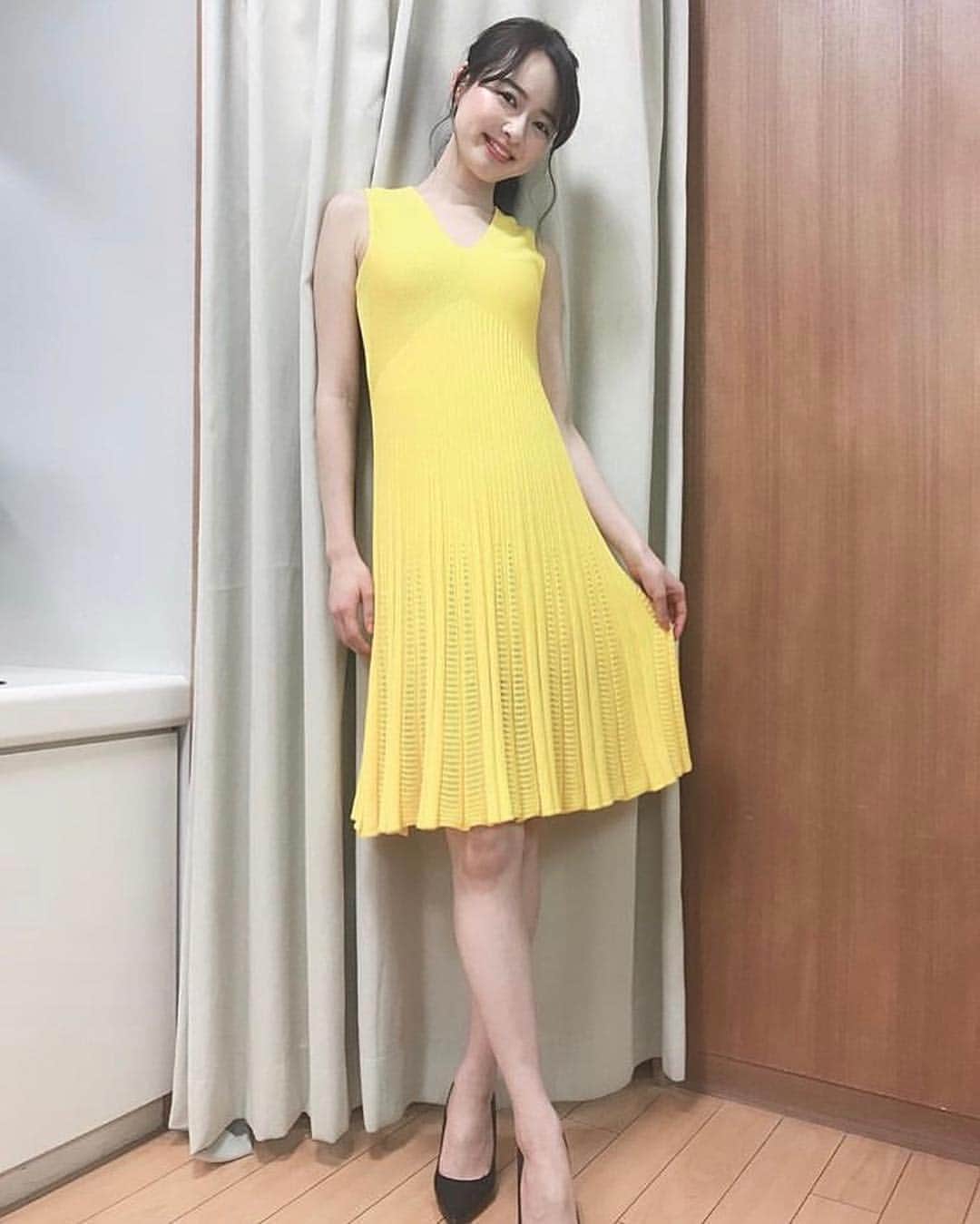 中城あすかさんのインスタグラム写真 - (中城あすかInstagram)「ビジネスクリックをご覧いただき、ありがとうございました！ これから火曜日を担当します！ よろしくお願いします😊 . 生放送は、すっごく緊張しました。 心臓が飛び出しそうでした😅 画面からも緊張しているのが伝わってしまったみたいなので、次はもう少しリラックスしたいと思います👍🏻 . 初回の衣装は @benetton_japan さんのニットワンピースでした👗 黄色で、明るい印象になりますね💛 . また来週も見てください💓 . #ビジネスクリック #ビジクリ #TBS #businessclick #火曜日 #ベネトン #benetton #ビジクリ衣装」4月3日 18時44分 - asukanakajo