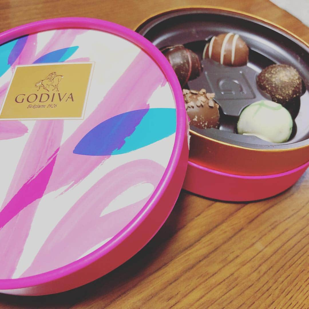 斉藤ひかりさんのインスタグラム写真 - (斉藤ひかりInstagram)「またまたGODIVA…🍫(＞＜)💕 ありがとうございます！！！ #贅沢です #チョコ大好き #godiva #少しずつ食べよ 🥺✨」4月3日 18時43分 - hikarisaito1027