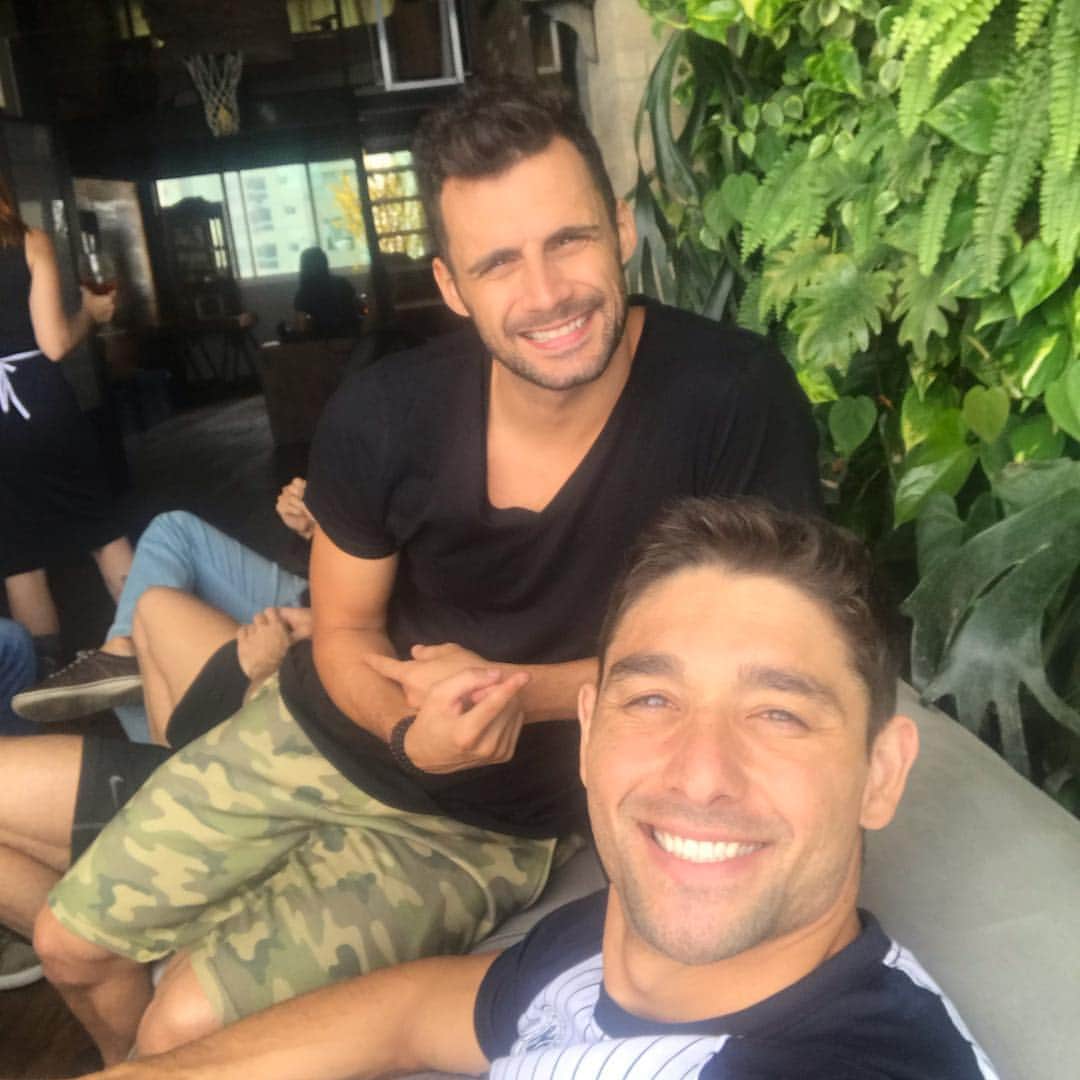 レオナルド・ジ・デウスさんのインスタグラム写真 - (レオナルド・ジ・デウスInstagram)「Amigos existem vários, mas aquele que a gente se diverte, briga, aprende, ensina, da e recebe conselho, compartilha tudo, que se ferra junto e cresce junto que chora e que sorri, aquele que a gente leva na pele e no coração são raros ainda bem que eu tenho você TICUUUU. Parabéns pelo seu dia, TUDO DE MELHOR E MAIS ESPECIAL NA SUA VIDA, você é gigante por dentro e por fora, VOCÊ É DO TAMANHO DOS SEUS SONHOS E VAI CONQUISTAR TUDOOO. Obrigado pela sua amizade que pra mim é muito mais que isso, já é um irmão mais velho que vou levar pro resto da vida. ❤️⭐️🎉🎊 #parabenstico #ticos #ticusantacruz #bestfriend」4月3日 18時51分 - leogdeus