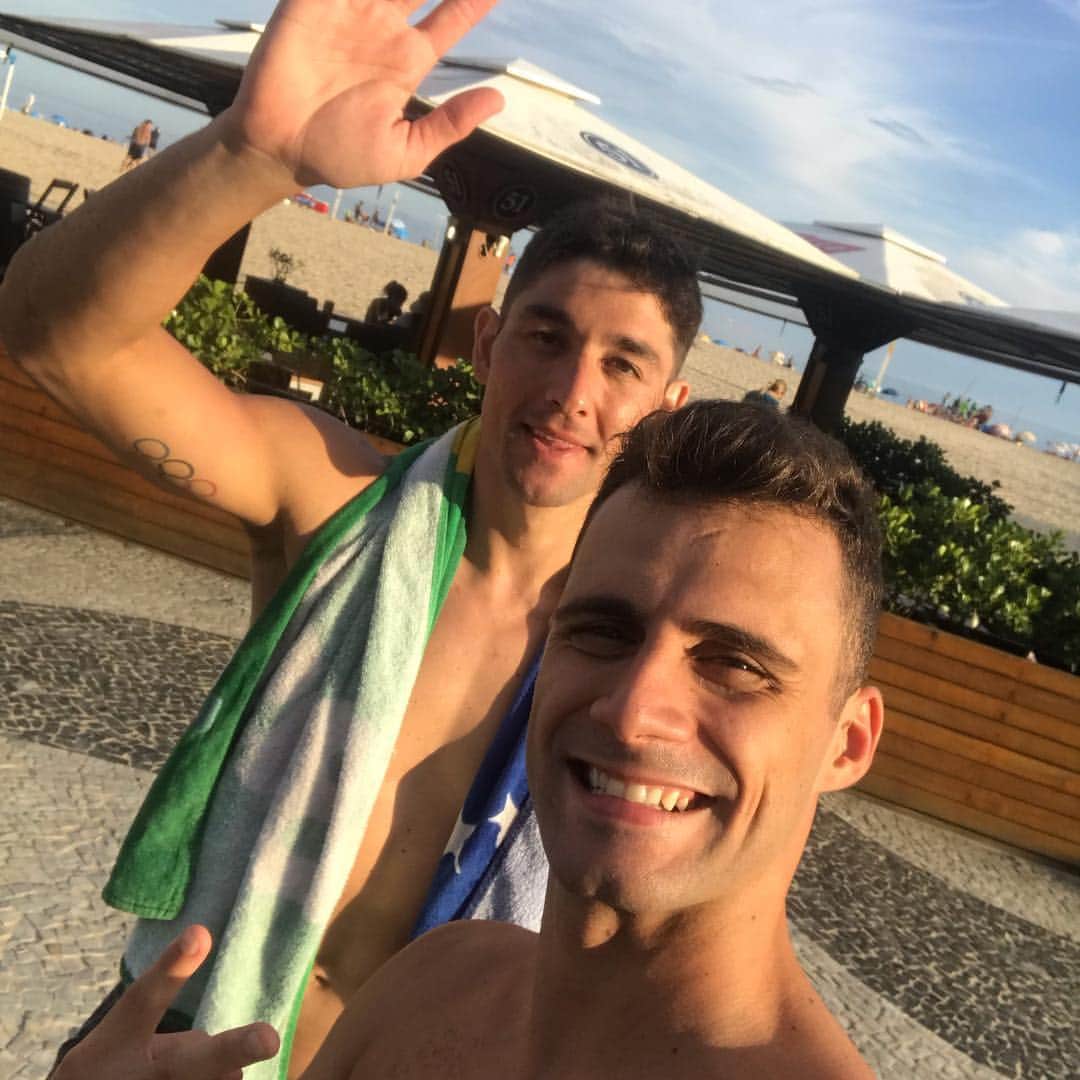 レオナルド・ジ・デウスさんのインスタグラム写真 - (レオナルド・ジ・デウスInstagram)「Amigos existem vários, mas aquele que a gente se diverte, briga, aprende, ensina, da e recebe conselho, compartilha tudo, que se ferra junto e cresce junto que chora e que sorri, aquele que a gente leva na pele e no coração são raros ainda bem que eu tenho você TICUUUU. Parabéns pelo seu dia, TUDO DE MELHOR E MAIS ESPECIAL NA SUA VIDA, você é gigante por dentro e por fora, VOCÊ É DO TAMANHO DOS SEUS SONHOS E VAI CONQUISTAR TUDOOO. Obrigado pela sua amizade que pra mim é muito mais que isso, já é um irmão mais velho que vou levar pro resto da vida. ❤️⭐️🎉🎊 #parabenstico #ticos #ticusantacruz #bestfriend」4月3日 18時51分 - leogdeus