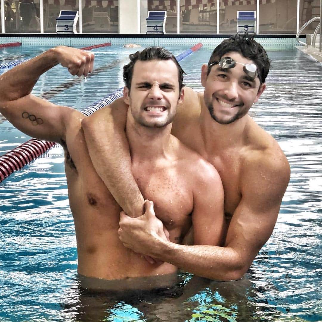 レオナルド・ジ・デウスさんのインスタグラム写真 - (レオナルド・ジ・デウスInstagram)「Amigos existem vários, mas aquele que a gente se diverte, briga, aprende, ensina, da e recebe conselho, compartilha tudo, que se ferra junto e cresce junto que chora e que sorri, aquele que a gente leva na pele e no coração são raros ainda bem que eu tenho você TICUUUU. Parabéns pelo seu dia, TUDO DE MELHOR E MAIS ESPECIAL NA SUA VIDA, você é gigante por dentro e por fora, VOCÊ É DO TAMANHO DOS SEUS SONHOS E VAI CONQUISTAR TUDOOO. Obrigado pela sua amizade que pra mim é muito mais que isso, já é um irmão mais velho que vou levar pro resto da vida. ❤️⭐️🎉🎊 #parabenstico #ticos #ticusantacruz #bestfriend」4月3日 18時51分 - leogdeus
