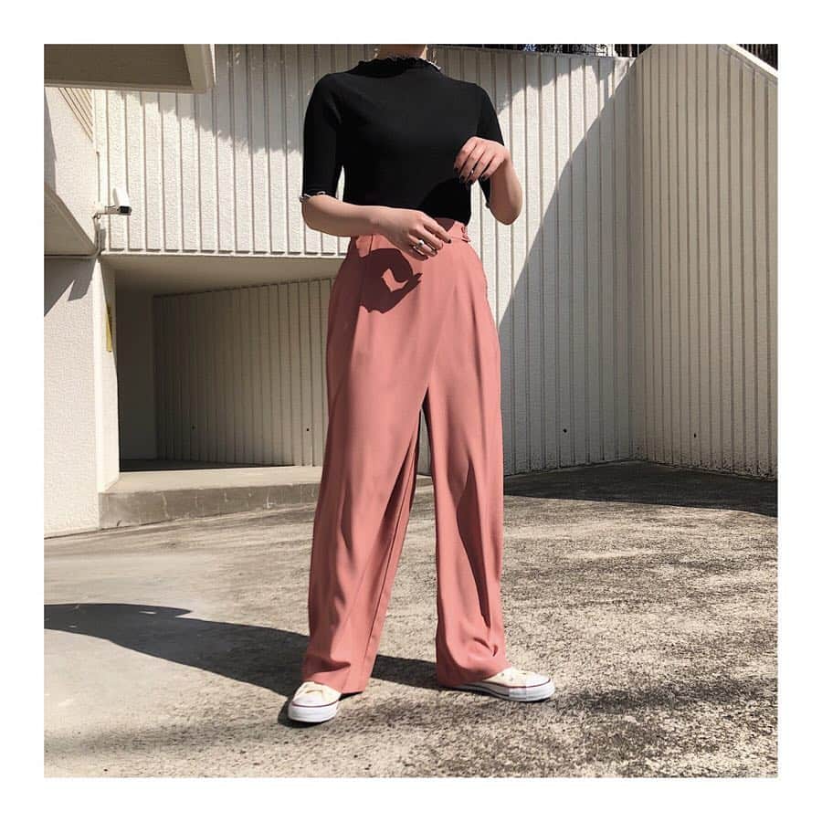 MINELALのインスタグラム：「【New Item】 #MINELAL 19Spring/Summer . ＊Twill wrap pants . ポリエステル素材のラップパンツ。  ゆるっとした落ち感のシルエットが春らしい やわらかな雰囲気に。 シンプルなトップスをタックインで着こなす事でこなれたスタイリングが出来上がります。 . Color:Pink/Black . . 画像をクリックしていただくと 購入ページに切り替わります🛒 MINELAL ONLINEへはプロフィールから☝️ . また、MINELAL ONLINE では新規会員登録をして下 さった方全員に500pointをプレゼントしております‼️ 商品を少しでも安く手に入れるチャンスですので、 この機会に是非ご登録下さいませ🎁」