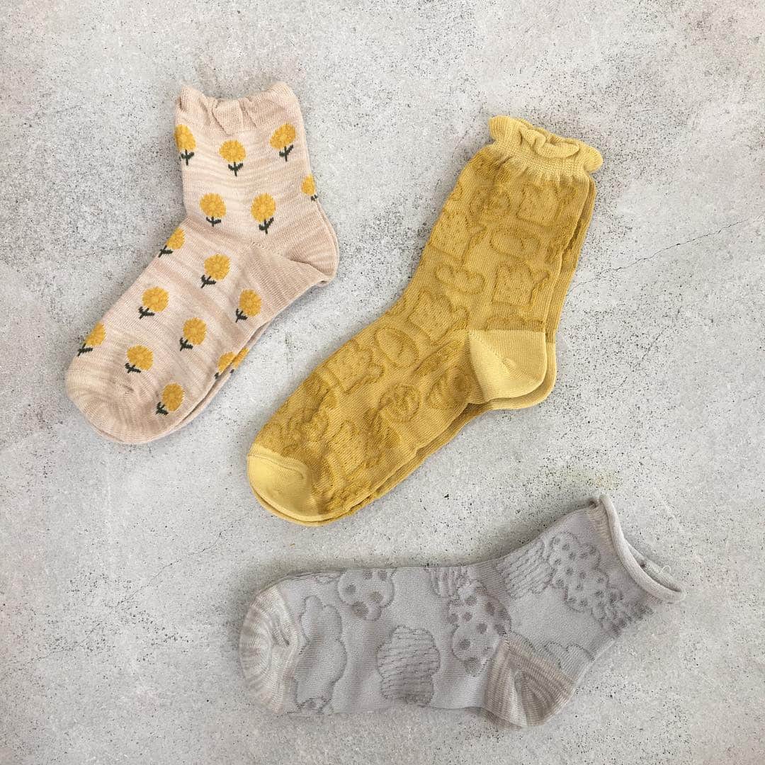 シャンブルオフィシャルさんのインスタグラム写真 - (シャンブルオフィシャルInstagram)「＊ ワンポイント刺繍や総柄が可愛い！ コソットさんシリーズです☺️♡ アルガンオイル加工でコソッときれいに💡👏 コソット ソックス 330円（564-0924他） . #chambre #シャンブル #靴下 #足元 #置き画くら部 #置き画 #ナチュラルコーデ #くつした部 #くつした #ソックス #靴下コーデ 店舗によって在庫が異なります。 売り切れの場合はご容赦下さい。 お取り寄せできない場合もございます。」4月3日 18時46分 - grchambre