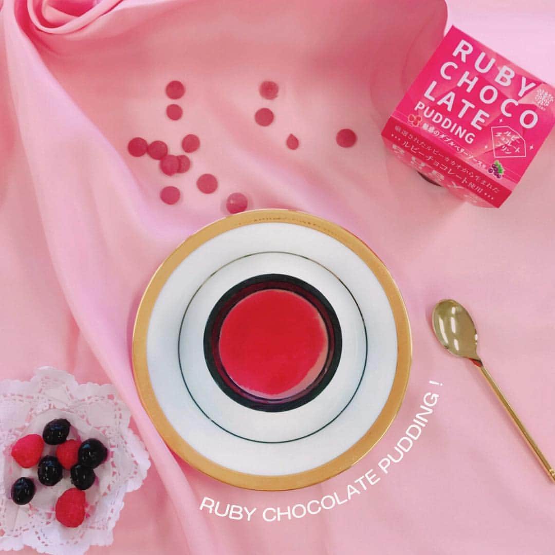 トーラク株式会社のインスタグラム：「桜色のルビーチョコレートプリン❤︎ 甘酸っぱさとなめらかさがクセになる . . ◉ルビーチョコレートプリン 279円（税別） ルビーチョコレートのフルーティーな風味を活かしたチョコレートプリンを、ダブルでベリー（ラズベリーとブルーベリー）のソースが引き立てます。 4月2日からファミリーマート先行発売です。  #トーラク #TORAKU #神戸プリン #プリン #プリン好き #プリンマニア #コンビニスイーツ #コンビニ #スイーツ #スイーツ好き #pudding #puddingparty #sweets⠀#おやつタイム #自分へのご褒美 #ルビー #ルビーチョコレート #ruby #rubychocolate  #ラズベリー #ブルーベリー #ピンク #ピンクスイーツ #桜色 #チョコスイーツ #春スイーツ  #春チョコ #置き画くら部」