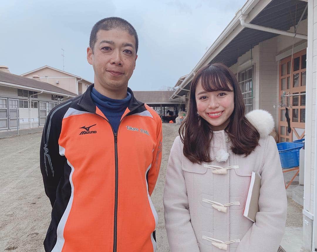 國嶋絢香のインスタグラム：「チーム栗東巨人ファン🧡🖤 高野厩舎の厩舎服はジャイアンツカラーなのです✨ 昨日の阪神戦での丸選手、ゲレーロ選手のホームラン⚾️には先生もご満悦でした👌🏼笑 . ダービー卿CTを制した南半球産まれ、フィアーノロマーノの勝利インタビューお楽しみに💞 . 今日のトレセンほんとうに寒かった😂 . #G党 #巨人ファン #恐れ多いですがいつかG1の勝利インタビューでグータッチしてもらうのが密かな夢 #さすがに今日は言いだせませんでした #先生はオーストラリア帰り #今日またオーストラリアへ #お忙しい中ありがとうございました #桜花賞もドンカスターマイルも楽しみです」