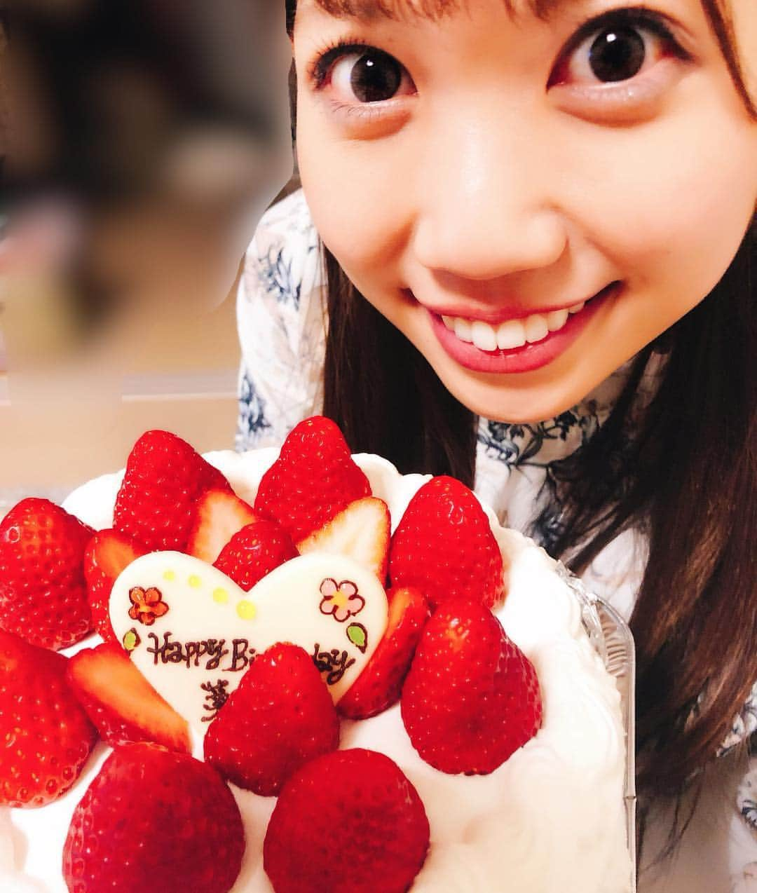 黒田菜月さんのインスタグラム写真 - (黒田菜月Instagram)「🎂平成最後の誕生日🎂 #4月3日生まれ #28歳 #独身アラサー  #ありがとうございます ❤️ #誕生日プレゼント #誕生日ケーキ  #きょうしか載せられない写真  #頭にケーキ #手には風船 #ご機嫌な人」4月3日 18時50分 - nyaaatsuki_krd