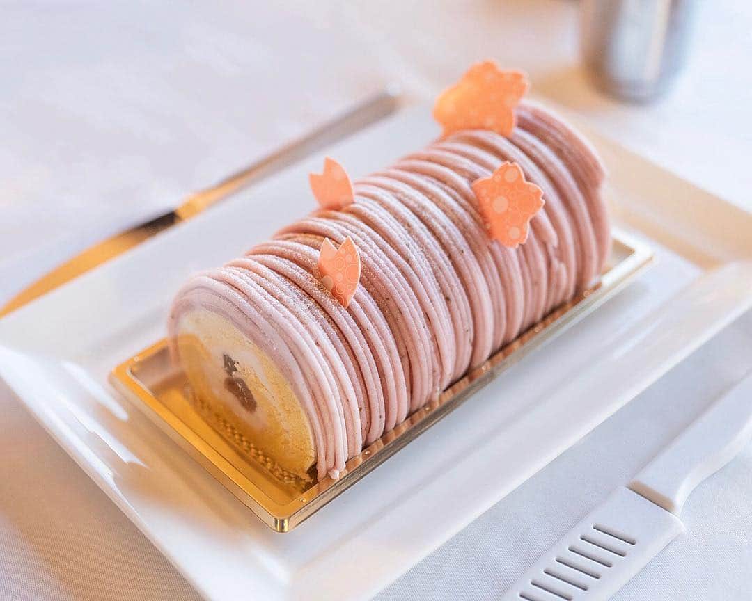 ザ・キャピトルホテル 東急 公式さんのインスタグラム写真 - (ザ・キャピトルホテル 東急 公式Instagram)「季節の食材を主役にしたロールケーキシリーズから、桜餅をイメージした和のロールケーキをご紹介。米粉を用いもっちりとした食感に焼き上げたスポンジ生地で、桜風味生クリーム、桜の花びらを練りこんだ桜餡、アクセントとなる黒豆をふんわりと包み、トップには桜餡のモンブランクリームをたっぷりとあしらいました。 ペストリーブティック「ORIGAMI」にてご購入いただけます。  From the roll cake series that focuses on ingredients from the season,  introducing a Japanese-style role cake made in the image of the traditional spring dessert Sakura-mochi. This roll cake is composed of sponge cake made from rice flour, rolled with cherry blossom-flavored cream and bean paste that is accented with black beans. As a final touch, the cake is topped with cherry-blossom mont-blanc cream. Available at the Pastry Boutique ORIGAMI.  #thecapitolhoteltokyu #桜ロールケーキ #スイーツ」4月3日 18時55分 - thecapitolhoteltokyu