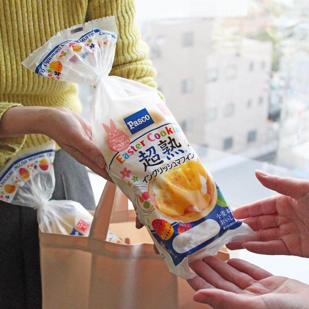 Pasco/敷島製パン株式会社さんのインスタグラム写真 - (Pasco/敷島製パン株式会社Instagram)「【モニターキャンペーン】前のpostでご紹介したイースターパッケージの#超熟イングリッシュマフィン をプレゼント🎁 * おいしいときって、自然と笑顔になりますよね😊 みんなで食べると、さらに笑顔の輪が広がったり💕 * #超熟 がそんなキッカケになったらいいな、という想いを込めてモニター企画 #超熟おすそわけキャンペーン を実施します🎁 * ご家族やお友達、みなさまの“だいじな人”と、#超熟 のおいしさを体感してくださいね🍞 * 応募期間は4月8日(月)まで✨ ご応募いただいた方の中から、抽選で100名様に#超熟イングリッシュマフィン を6袋1セットにしてお届け‼️ * お友達やご近所さま、職場の同僚などに配ったり、子ども会やママ友とのパーティーやバーベキューなどみんなで一緒に食べたりと、できるだけたくさんの方に、お好きな方法で#おすそわけ して、おすそわけの様子を写真に撮って投稿してくださいね📸 * 私も参加したい🖐という方！ お友達にも#超熟 のおいしさを知ってほしい🍞という方！ 今すぐ「パスコ・サポーターズ・クラブ『Pascoとおいしい時間』」に登録して応募してください💻 * みなさまからのたくさんのご応募をお待ちしています💕 * 「超熟おすそわけキャンペーン」の詳細はこちら！ ⇒https://www.pasco-sc.fun/newsletter/10660 * パスコ・サポーターズ・クラブ新規会員登録はこちら ⇒https://goo.gl/AuoPJR ※当キャンペーンへのご参加には、パスコ・サポーターズ・クラブの会員登録が必要です。 * #超熟フォカッチャ #超熟のある暮らし #Pasco #パスコ #超熟いいね #パスコサポーターズクラブ #Pascoとおいしい時間 #超熟おすそわけキャンペーン #おすそわけ #モニター #キャンペーン」4月3日 18時54分 - pasco.jp