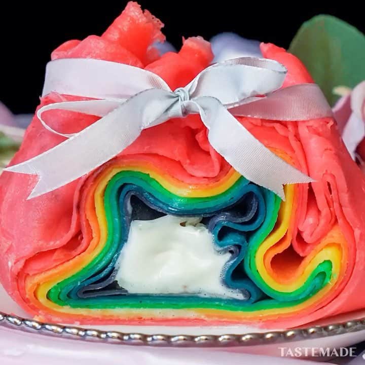 のインスタグラム：「【何ということでしょう】レインボー巾着クレープ🌈⁣⠀ ⁣⠀ ⁣スマホアプリはレシピを簡単に探せるよ📲⠀⁣⠀ ダウンロードはプロフィールのURLをクリック👆⁣⠀ ⁣⠀ ■材料⠀⁣⠀ 《クレープ生地》⁣⠀ * 小麦粉　150g⁣⠀ * 砂糖　70g⁣⠀ * 卵　4個⁣⠀ * 牛乳　500g⁣⠀ * バター　30g⁣⠀ ⁣⠀ * 着色料（赤、黄、緑、青）それぞれ適量⁣⠀ ⁣⠀ * 雪見だいふく　1個⁣⠀ 【事前準備】⁣⠀ * クレープの材料をボウルに入れてよく混ぜて1時間以上休ませておく。⁣⠀ ⁣⠀ ■手順⠀⁣⠀ 1. クレープ生地を7つのボウルに注ぎ分け、それぞれに着色する。⁣⠀ 2. フライパンを熱して油を引き（1）を焼く。⁣⠀ 3. 粗熱が取れたら7枚重ねて中に雪見だいふくを置いて包む。⁣⠀ 4. リボンで結んで皿に飾ったら完成。⁣⠀ ⁣⠀ #food #foodie #cooking #recipe#tastemade #japan #matcha #sweets #crepe #rainbow⁣⠀ #料理 #クッキング #レシピ #おうちご飯 #おうちごはん #おうちカフェ #スイーツ #デザート #おやつ #お菓子作り#クレープ #巾着 #虹 #レインボー⁣⠀」