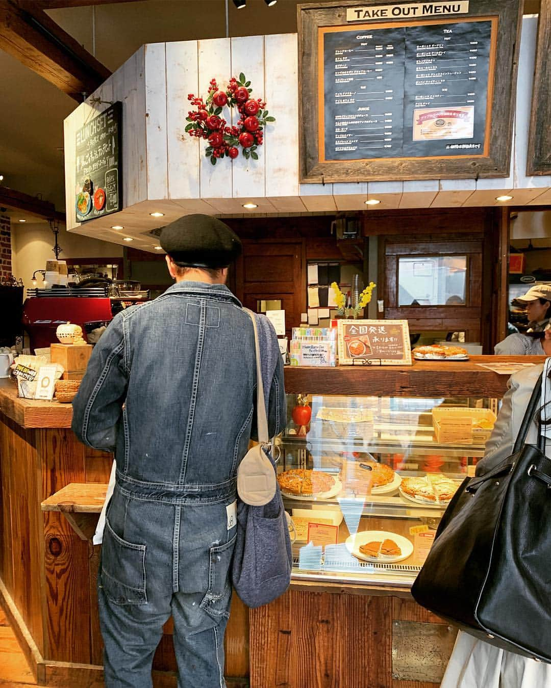 浅野宏明さんのインスタグラム写真 - (浅野宏明Instagram)「この前 新宿LUMINE 行ったらさ 茶々が大人気で女の子が勝手に 近づいてくるからさっ  自然とナンパしてる的なねっ  おじさん鼻の下伸びる訳よ🤪  参ったなぁ。  良かったら お茶っ葉しに行かない？  #茶々散歩#新宿LUMINE編#チワプー#ツナギ#つなぎ」4月3日 18時59分 - hiro_vaice