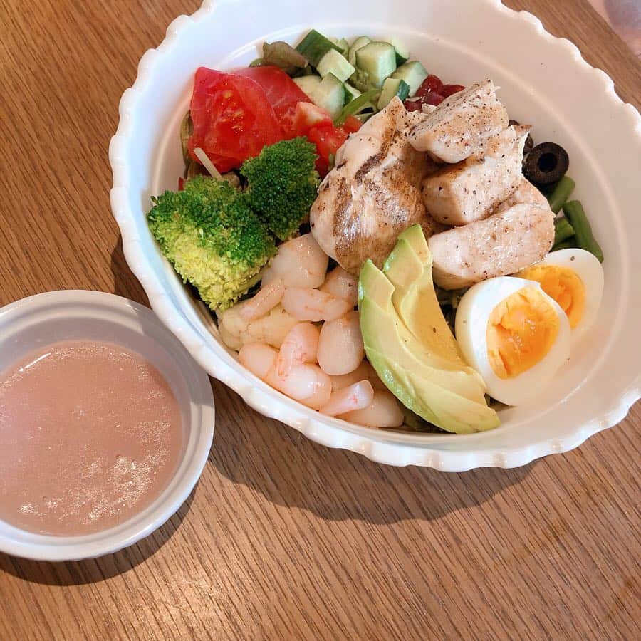 のインスタグラム：「この間行ったお店が美味しくて量も多くて食器も可愛かったので共有 渋谷にあるグロリアスチェーンカフェ 1枚目はゴールドジム監修のコブサラダ。大きめのチキンがかなりお腹に溜まるよ。ドレッシングはコブサラダドレッシングではなくて、酸味の効いたドレッシング。サラダの味って素材の味も大事だろうけどドレッシングの味も重要よね。ここは超美味しかった。 2枚目はエッグベネディクト ベーコンじゃなくて厚切りのハムでした。美味しいしチェダーチーズが濃厚でめっちゃ量多い幸せ美味しい。 2人で分けて食べたんだけどお腹いっぱいになりすぎてびっくりした。 ぜひ行ってみてね  #みむログ#みむログ渋谷#cafe#渋谷カフェ#渋谷#gloriouschaincafe#salad#instagood#photo#followme」