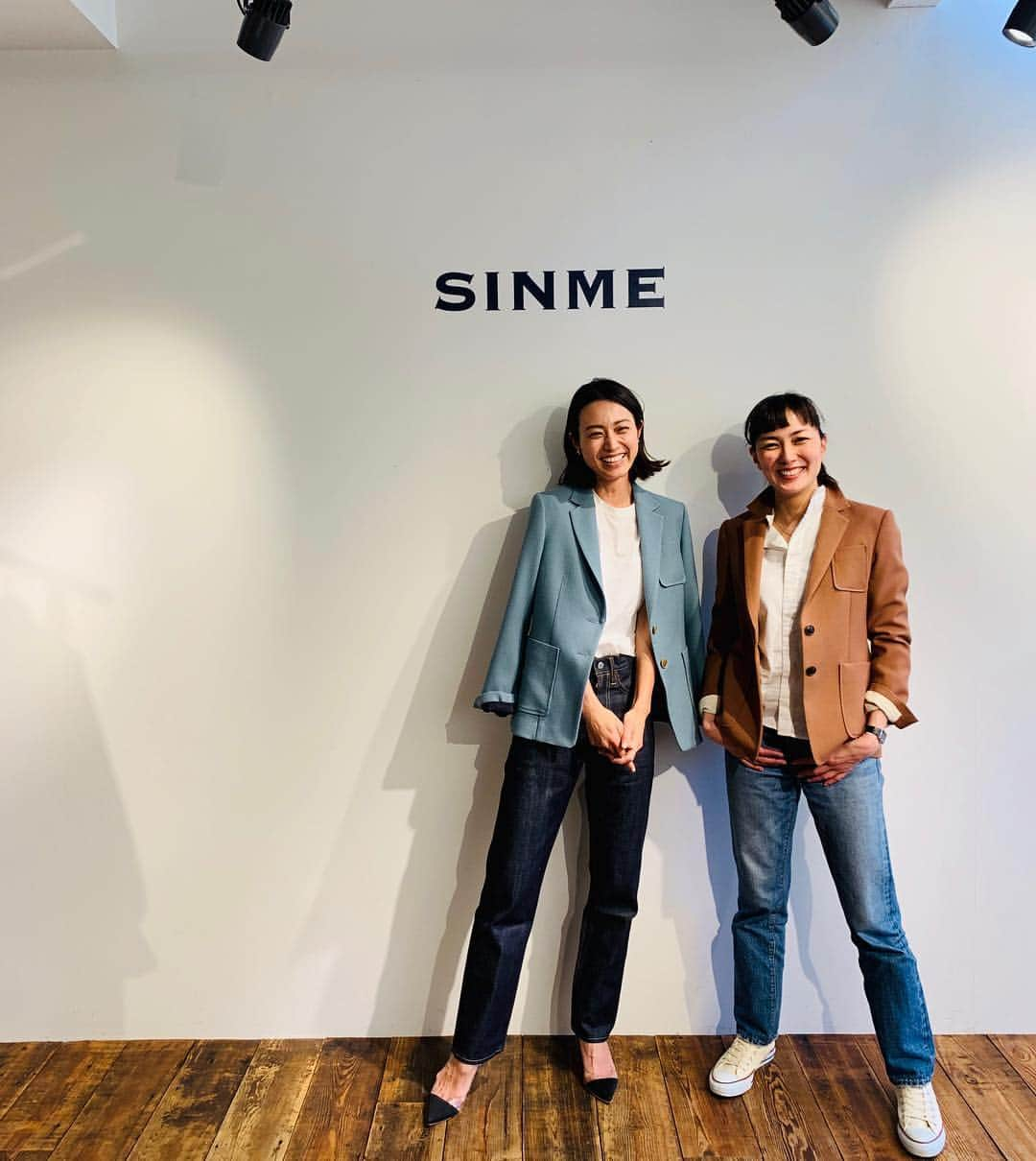 牧野紗弥さんのインスタグラム写真 - (牧野紗弥Instagram)「@sinmedenim の展示会へ。 ブランドを代表するデニムと、パンツとジャケットのセットアップに一目惚れ♡ デザイナーの @yukaitaya さんの気さくなお人柄に魅了され、心が踊りっぱなしのひと時でした😂🙌🏻 デザイナーさんとお話をし思いを伺いながら服を見ていると、服がデザイナーさんのお人柄も表しているような気がします♡ それを感じる事が出来る展示会に行く事が大好きです🎵 その時感じた思いや雰囲気をご紹介出来ていたら良いなぁと思いまーす😆🙌🏻😆🙌🏻 3枚目の写真は、一緒に行ったさらちゃんとかわべさんと☀️☀️☀️楽しかった〰😂🙌🏻💕」4月3日 19時04分 - makinosaya