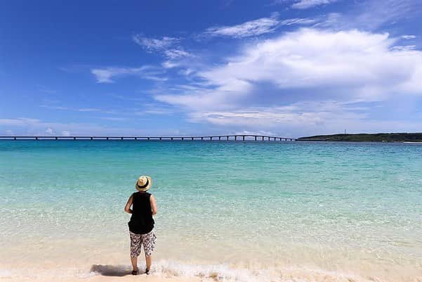 現地発信の旅行サイト「たびらい」さんのインスタグラム写真 - (現地発信の旅行サイト「たびらい」Instagram)「【沖縄・宮古島】 旅行口コミサイトのトリップアドバイザーの「日本のベストビーチTOP10」の発表によると、今年の1位は沖縄県の宮古島（みやこじま）にある「与那覇前浜ビーチ」だそうですよ♪  今日は、そんな東洋一の美しさといわれる「与那覇前浜ビーチ」の写真を皆さんにお届けします！ * #たびらい #tabirai #たびらい沖縄 #ローカル旅行 #旅行好き #travelgram #旅行 #旅行好きな人と繋がりたい #沖縄 #沖縄県 #宮古島 #海 #夏 #beach #ビーチ #instagood #japan #ocean #love #宮古島旅行 #宮古島ブルー #宮古島海遊び #ランキング #宮古 #miyako #miyakojima #genic_trip #genic_travel #okinawa #genic_beach」4月3日 19時06分 - tabirai