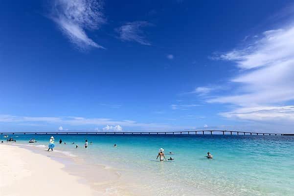 のインスタグラム：「【沖縄・宮古島】 旅行口コミサイトのトリップアドバイザーの「日本のベストビーチTOP10」の発表によると、今年の1位は沖縄県の宮古島（みやこじま）にある「与那覇前浜ビーチ」だそうですよ♪  今日は、そんな東洋一の美しさといわれる「与那覇前浜ビーチ」の写真を皆さんにお届けします！ * #たびらい #tabirai #たびらい沖縄 #ローカル旅行 #旅行好き #travelgram #旅行 #旅行好きな人と繋がりたい #沖縄 #沖縄県 #宮古島 #海 #夏 #beach #ビーチ #instagood #japan #ocean #love #宮古島旅行 #宮古島ブルー #宮古島海遊び #ランキング #宮古 #miyako #miyakojima #genic_trip #genic_travel #okinawa #genic_beach」