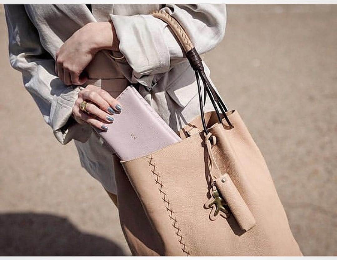 エンリーベグリンのインスタグラム：「Harmony colors with style by Henry Beguelin  #henrybeguelin#handmade#vegtannedleather#bag#wallet#colors#nude#confetto#samoa#etno#」