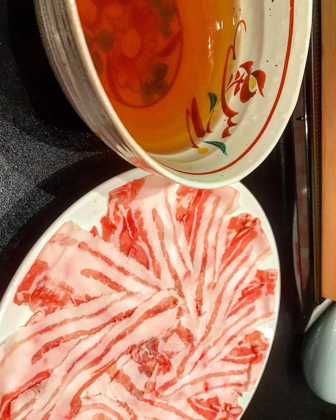 竹内紫麻さんのインスタグラム写真 - (竹内紫麻Instagram)「昨晩は 久々にゆっくりご飯を 食べに行く時間を作り、  親友と大好きなしゃぶしゃぶへ🍲  お肉は大好き💕なんですが がっつりお肉！は苦手で あっさり食べられる方が好きなので しゃぶしゃぶはよく食べます。  普段は専らごまだれ派な私ですが  昨日は、おつゆで頂く 京都つゆしゃぶ CHIRIRIさんへ。 昔から京都店の方へ良く行っていた親友に教えてもらい、 今回は六本木店の方へ連れて行ってもらいました。  お肉の旨味を邪魔しない 優しい味のおつゆで食べる 豚肉♬最高でした。ハマりそう。  #しゃぶしゃぶ #つゆしゃぶ #京都 #つゆしゃぶchiriri  #六本木 #豚肉 #ディナー」4月3日 19時07分 - shimax1223