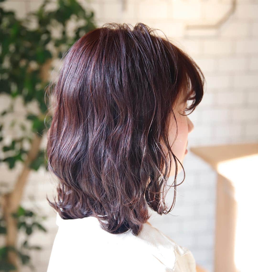 kazutakahamazatoのインスタグラム：「したかった色というレッドバイオレット✨担当才木。Rちゃんいつもありがとうね！前髪も良くなってきたね✨ #hair equal #三国美容室 #三国 #キッズルーム #子連れでいける  #hair#hairstyle #スタッフ募集 #縮毛矯正が得意  #コタ #COTA #ヘアケア #駅ちか #美容室 #美容室求人 #美容師募集 #スタイリスト募集 #アシスタント募集 #メンズ  #メンズヘア #ボブ #子供カット #トリートメント  #トキオトリートメント #酸性ストレート  #酸性デジタルパーマ #ヘアドネーション #写真好きな人と繋がりたい」