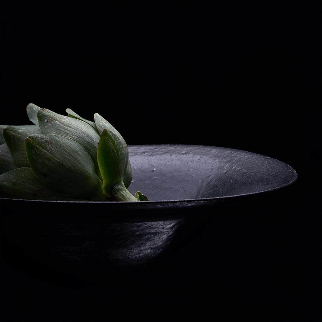のインスタグラム：「・ 吉田直嗣/花入  黒いうつわを背景にすると 食材の彩りがより美しく輝きます。  KURO  AMAHARE for g @g_roppongi  開業日： ‪2019年4月25日（木）‬ 住所：ｇ GIFT AND LIFESTYLE 内 ‪〒106-0032　 東京都港区六本木6-10-2‬六本木ヒルズヒルサイドB1F  TEL：‪03-6812-9163‬ URL ： http://g-roppongi.jp/ Instagram ：@g_roppongi  KURO AMAHARE for g  2019.4.25（THU） Grand Open At Roppongi  Hills  #naotsuguyoshida  #kuro #amahare #for #g #g_roppongi #roppongihills  Photo / Yuichiro Ohmura  @geargraphy  Food Styling / Hiroko Takenaka @htakenaka Produce / Kenichi Kaneko (雨晴／AMAHARE）　@amahare Art Direction / Kazuhiro Sawamoto (雨晴／AMAHARE）」