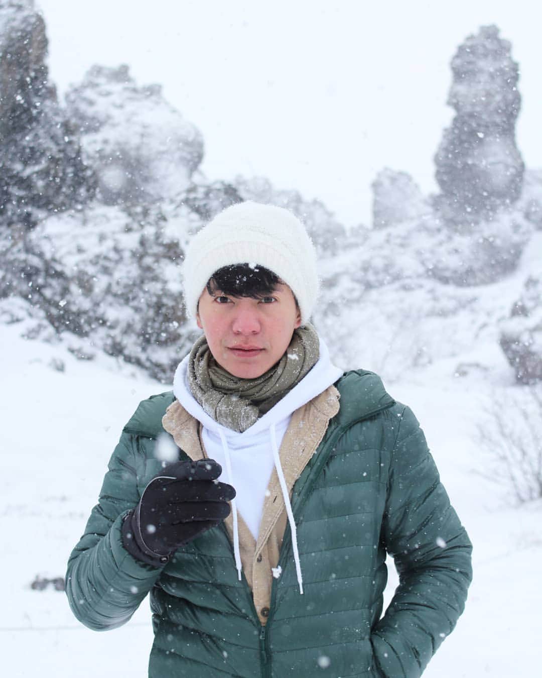 アイス・サランユーのインスタグラム：「พยายามใช้ชีวิตให้มันไม่ยาก รู้ว่าความสุขอยู่ตรงไหน ก็พยายาม เดินไปตรงนั้น  #ความสุขของฉันคือการเดินทางท่องเที่ยว #dimmuborgir  #Iceland  #icesarunyuaroundtheworld  #ไอซ์ศรัณยู」