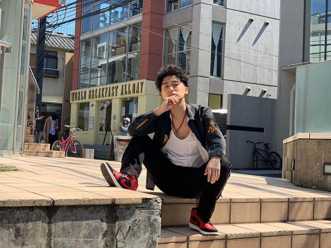 のインスタグラム：「【ご報告】  私事ですが、3月31日をもってエイジアプロモーションを退所しました。約4年間大変お世話になりました。  しばらくの間は フリーランスとして活動していきます！  より様々な事に 挑戦していきたいと思っています！！ よってサロンの撮影も再開しようと思いますのでご連絡お待ちしてます🙏🙏 引き続き品川翔をよろしくお願いします😉」