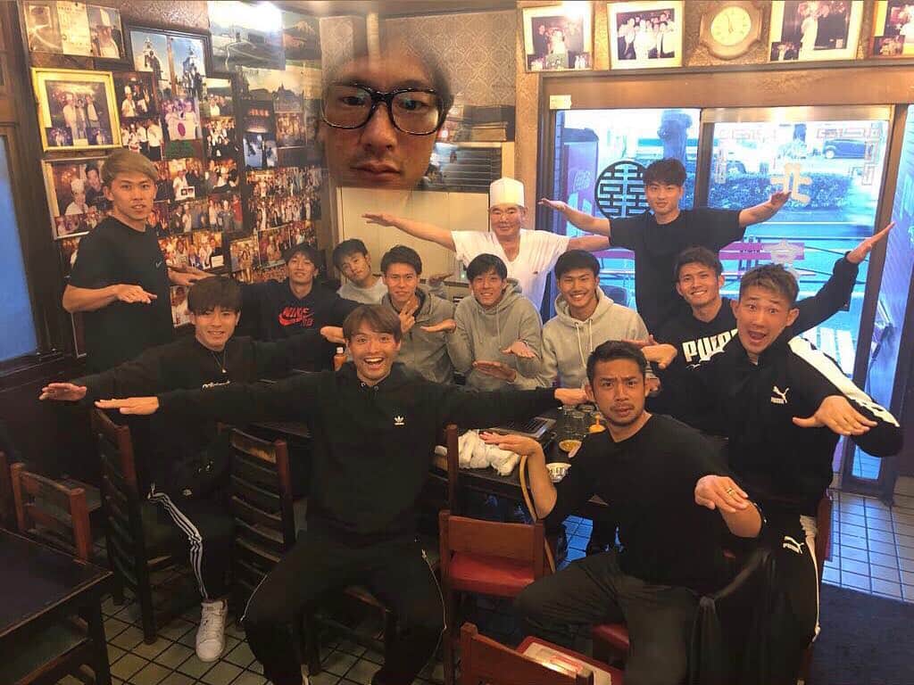 小川諒也のインスタグラム：「みんなで焼肉へ🥺 #13人のテーブルじゃない絶対 #一体感でてる #これで今週もしっかり戦えます #最高の仲間 #fctokyo」