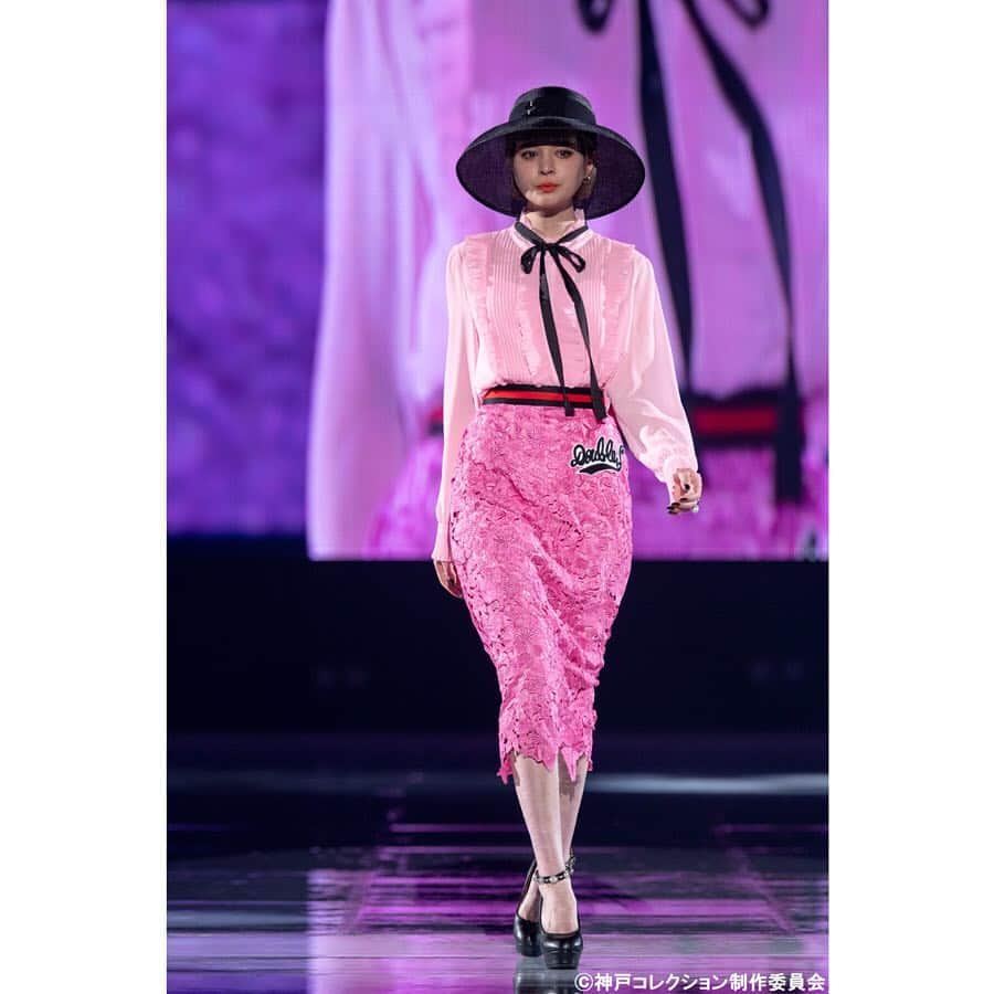 神戸コレクションのインスタグラム：「. . . 神戸コレクション 2019 SPRING/SUMMER -ガールズフェスティバル- OFFICIAL PHOTO . ▽STAGE▽ LIFE STYLE STAGE 神戸市 . ▽BRAND▽ #maxim_kobe . ▽MODEL▽ #瑛茉ジャスミン #香川沙耶 . Styling by Discus Kobayashi(@chantier_coba) . #kobecollection #神戸コレクション #kobecollection_official #神戸コレクション公式 #神コレ #2019ss #神戸コレクション2019ss #ガールズフェスティバル #fashionshow #fashion #model #brand #styling」