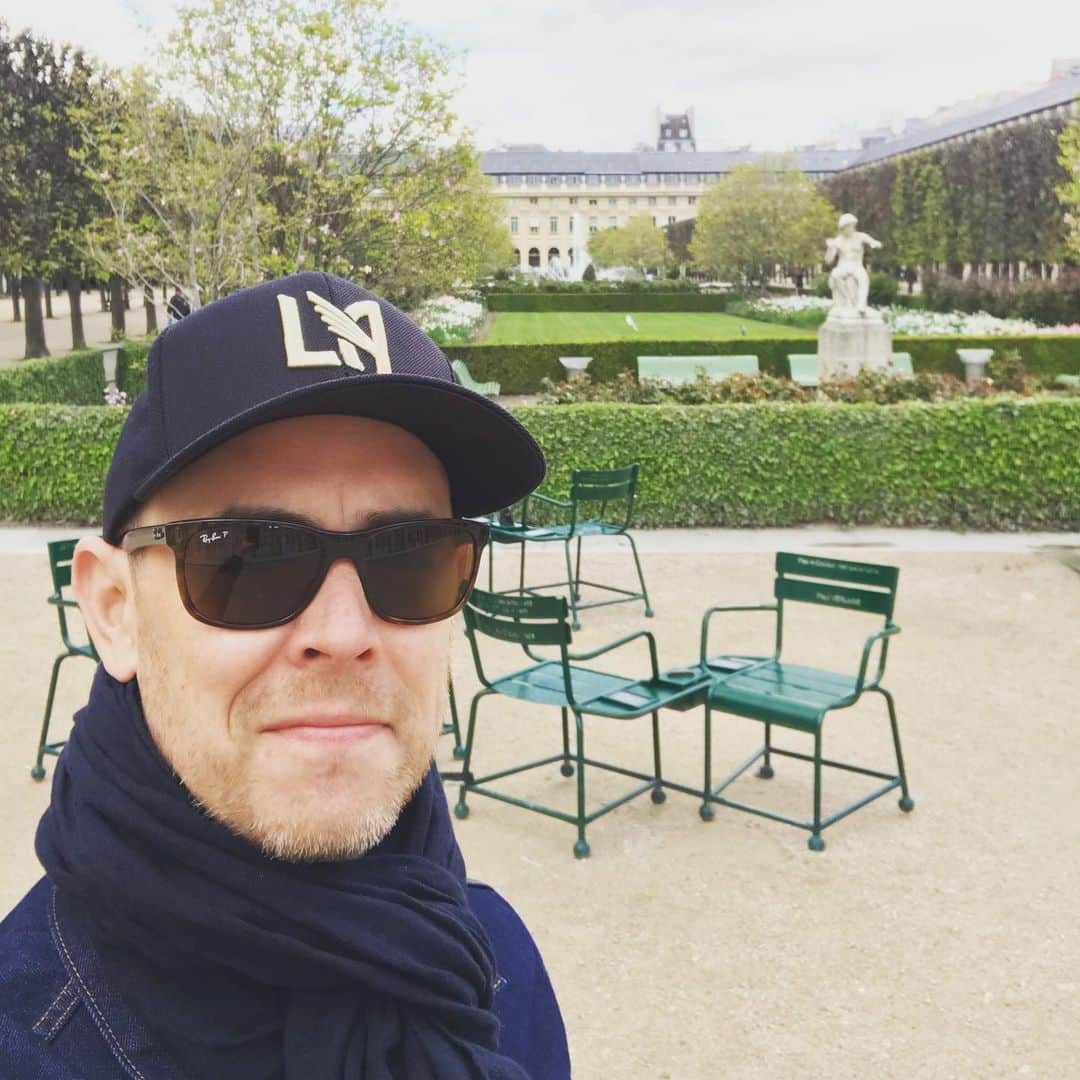 コリン・ハンクスさんのインスタグラム写真 - (コリン・ハンクスInstagram)「Morning stroll in Paris before heading to the airport. I'll be walking dogs in Los Angeles before the day is done. Modern travel is a trip. ✌🏼❤️🤟🏼🇫🇷」4月3日 19時24分 - colinhanks