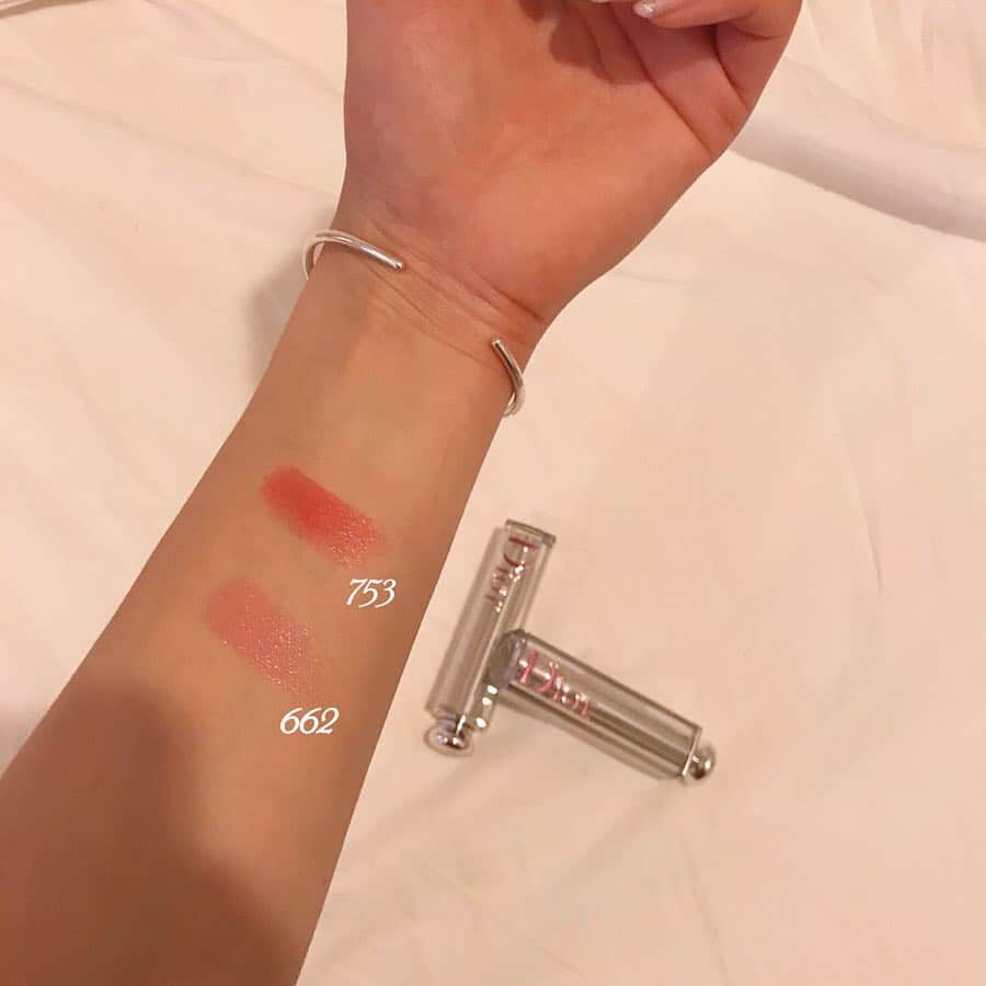 のインスタグラム：「Dior party 💋💋💋 @diormakeup . うるおいに満たされるバームテクスチャー ラメ感がなんともいえない 可愛さのシャイン リップスティック💄❤️ ツヤツヤが好きだからすごくタイプ 春らしいピンクだよ🌸 #dioraddict #bediorpink #ディオールステラーシャイン #nanaおすすめ化粧品」