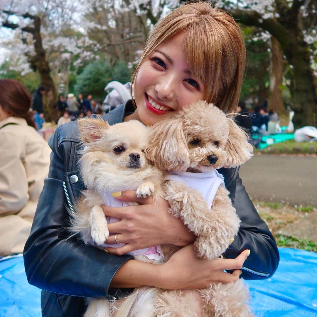 岡田栞奈のインスタグラム：「お気に入りの写真💓 #花見 #めっちゃ笑っとる #我が娘たち #きゅん」