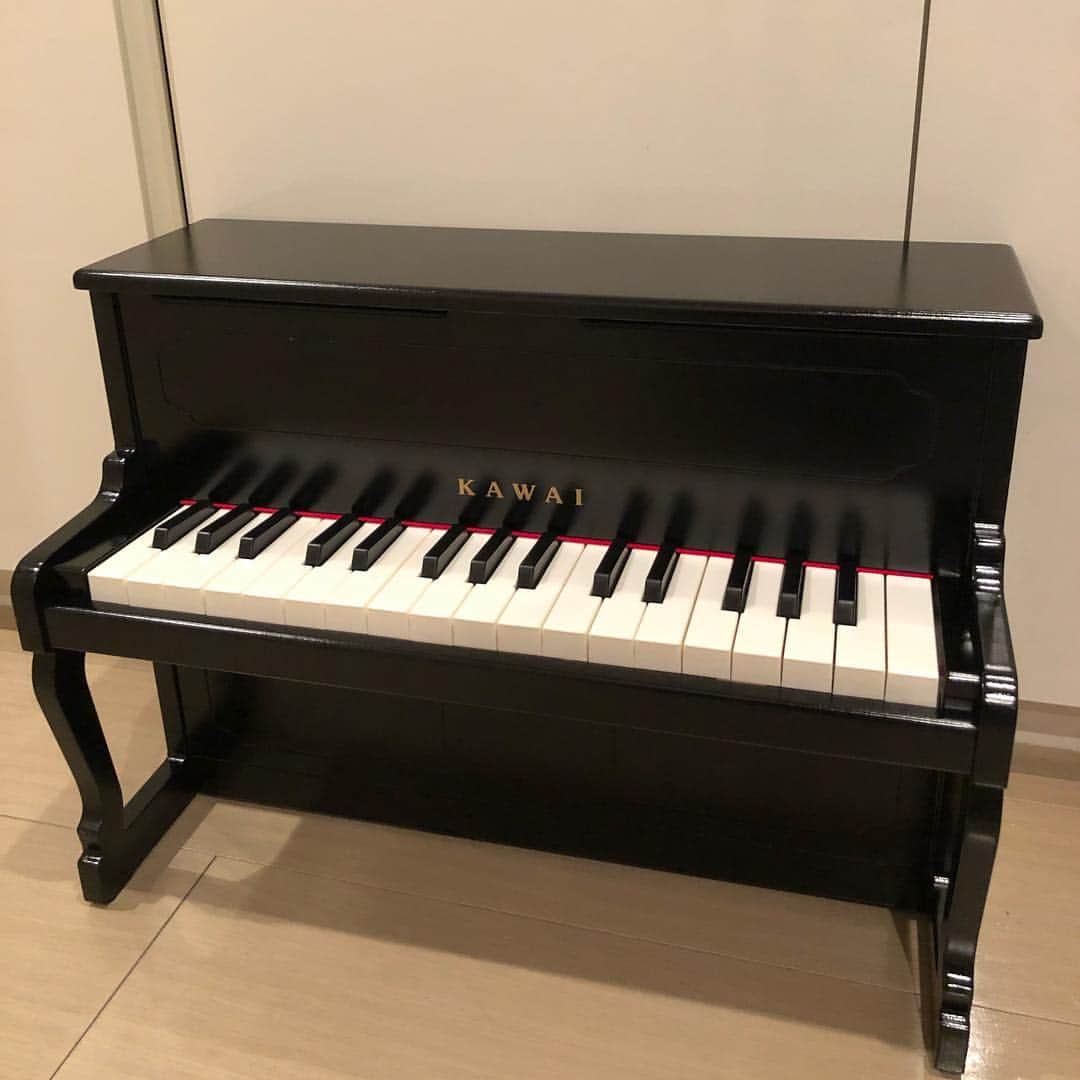 中岡由佳さんのインスタグラム写真 - (中岡由佳Instagram)「１歳最後の日。2歳の誕生日祝いはKAWAIの子供用ピアノ。一足早くプレゼント！仲良く弾いてね🎹 #1y11m #4y7m #japanese #present #piano #kawai」4月3日 19時29分 - yuka_nakaoka