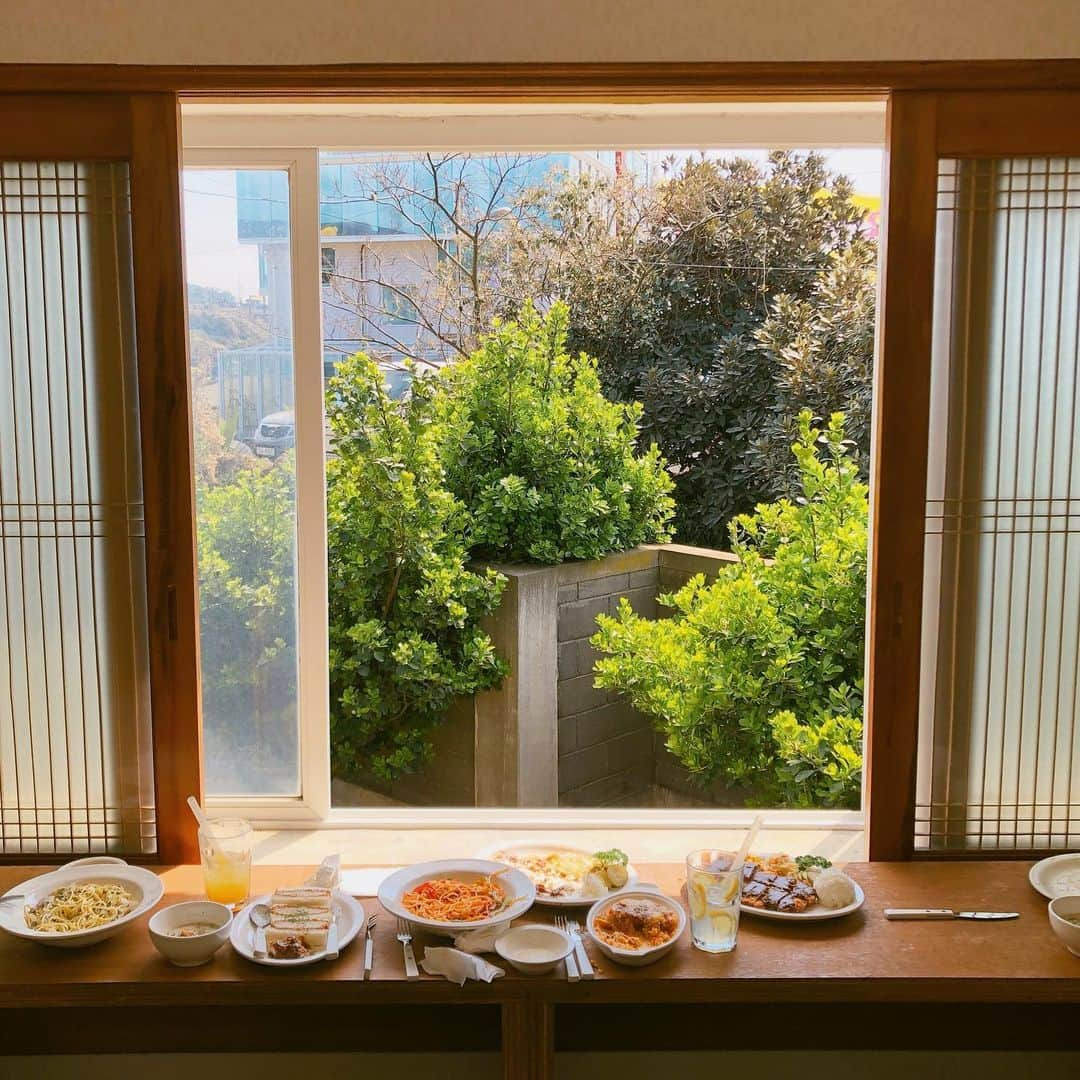 ハヌルさんのインスタグラム写真 - (ハヌルInstagram)「애월에 맛집이 없어서 아쉬웠는데 카츠산도 돈까스 맛집생겼다!!!!!!!!ㅋㅋ 얼굴만한 돈까스랑 육즙팡팡 카츠산도 ㅠㅠ #하늘이의맛집뿌셔 ❤️ . 몽상드애월쪽 모립카페 바로옆에있어용 #애월돈가스집 애월 숨겨진맛즵🤭 @dongas_aewol」4月3日 19時35分 - haneulina