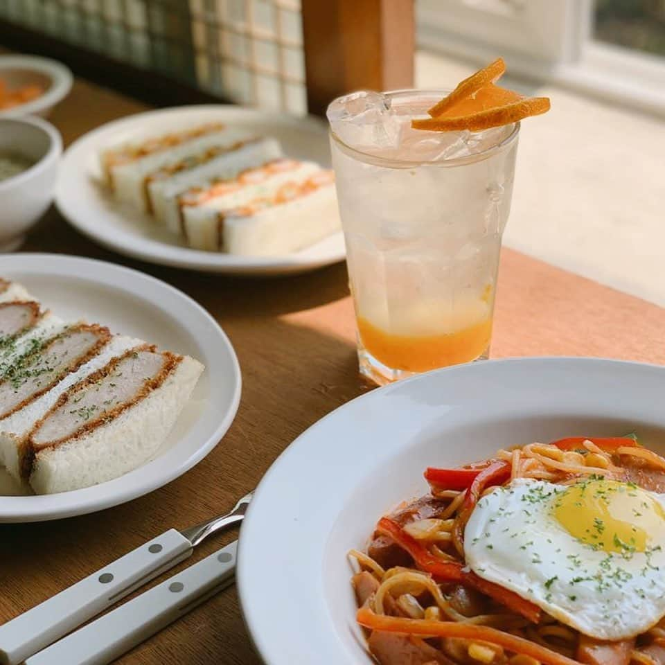 ハヌルさんのインスタグラム写真 - (ハヌルInstagram)「애월에 맛집이 없어서 아쉬웠는데 카츠산도 돈까스 맛집생겼다!!!!!!!!ㅋㅋ 얼굴만한 돈까스랑 육즙팡팡 카츠산도 ㅠㅠ #하늘이의맛집뿌셔 ❤️ . 몽상드애월쪽 모립카페 바로옆에있어용 #애월돈가스집 애월 숨겨진맛즵🤭 @dongas_aewol」4月3日 19時35分 - haneulina