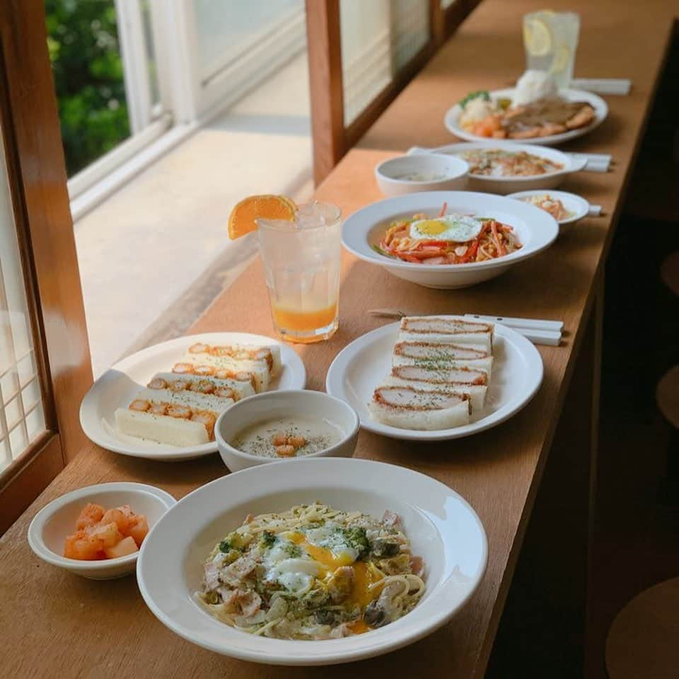 ハヌルさんのインスタグラム写真 - (ハヌルInstagram)「애월에 맛집이 없어서 아쉬웠는데 카츠산도 돈까스 맛집생겼다!!!!!!!!ㅋㅋ 얼굴만한 돈까스랑 육즙팡팡 카츠산도 ㅠㅠ #하늘이의맛집뿌셔 ❤️ . 몽상드애월쪽 모립카페 바로옆에있어용 #애월돈가스집 애월 숨겨진맛즵🤭 @dongas_aewol」4月3日 19時35分 - haneulina