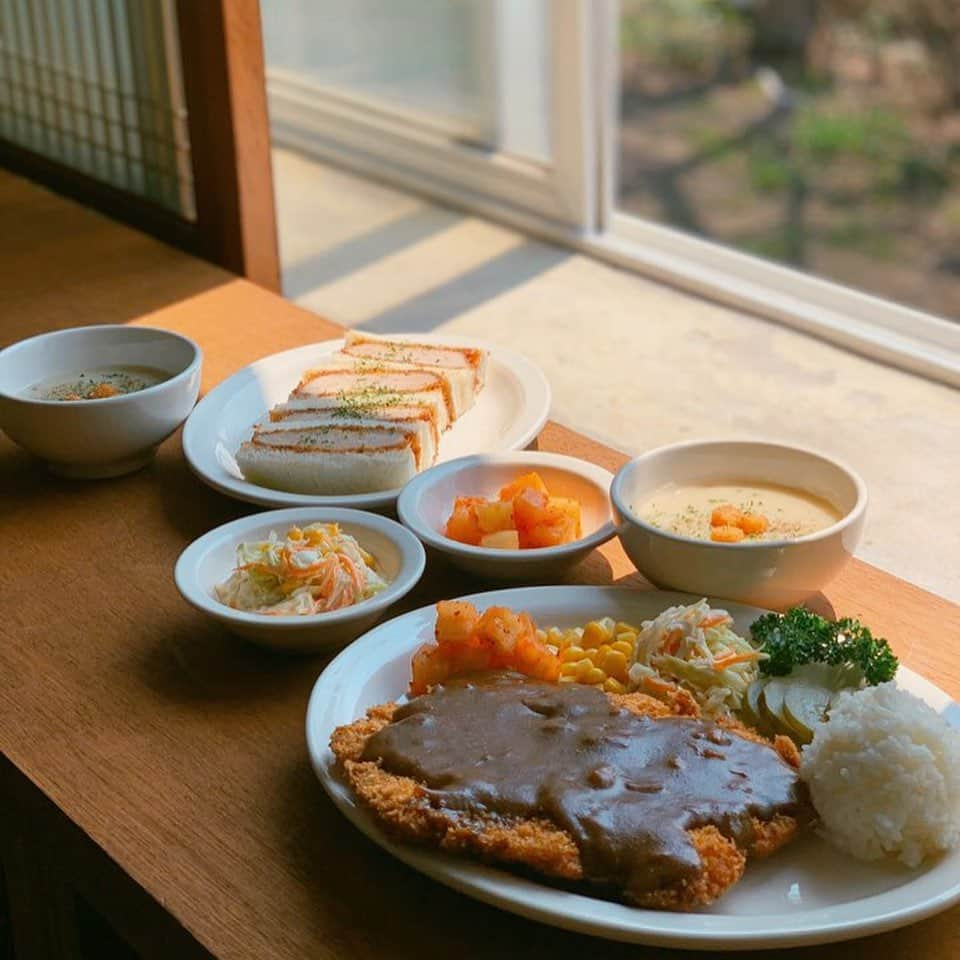 ハヌルさんのインスタグラム写真 - (ハヌルInstagram)「애월에 맛집이 없어서 아쉬웠는데 카츠산도 돈까스 맛집생겼다!!!!!!!!ㅋㅋ 얼굴만한 돈까스랑 육즙팡팡 카츠산도 ㅠㅠ #하늘이의맛집뿌셔 ❤️ . 몽상드애월쪽 모립카페 바로옆에있어용 #애월돈가스집 애월 숨겨진맛즵🤭 @dongas_aewol」4月3日 19時35分 - haneulina