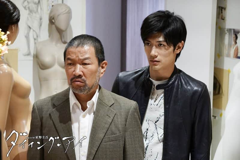 WOWOW「プラージュ」さんのインスタグラム写真 - (WOWOW「プラージュ」Instagram)「瑠璃子(高橋メアリージュン)に監禁された慎介(三浦春馬)は必死に脱出方法を探すうちに、自宅アパートについてのある重大な隠しごとを思い出す。助けにやって来た小塚(木村祐一)とともに、タワーマンション内の秘密の部屋の扉を強引に開いた慎介の目に飛び込んできたのはあまりに衝撃的な光景だった。岸中玲二(柿澤勇人)の自分への恨みの深さを思い知らされた慎介は部屋を飛び出した。小塚も部下を後に残しマンションを去ったが、やがて瑠璃子の足音が響いてきた。 . 「連続ドラマW　東野圭吾『ダイイング・アイ』」 第四話は、4/6（土）よる10時放送🍸 . 詳しくは、プロフィールのURLから「連続ドラマW　東野圭吾『ダイイング・アイ』」をチェック🌟 . #三浦春馬 #高橋メアリージュン #松本まりか #柿澤勇人 #小野塚勇人 #淵上泰史 #木村祐一 #堀内敬子 #生瀬勝久 #東野圭吾 #ダイイングアイ #毎週土曜夜10時 #wowow #オリジナルドラマ #連続ドラマW #ドラマW #ドラマ」4月3日 19時37分 - wowowofficial