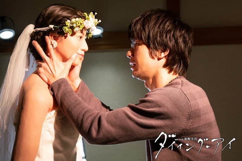 WOWOW「プラージュ」さんのインスタグラム写真 - (WOWOW「プラージュ」Instagram)「瑠璃子(高橋メアリージュン)に監禁された慎介(三浦春馬)は必死に脱出方法を探すうちに、自宅アパートについてのある重大な隠しごとを思い出す。助けにやって来た小塚(木村祐一)とともに、タワーマンション内の秘密の部屋の扉を強引に開いた慎介の目に飛び込んできたのはあまりに衝撃的な光景だった。岸中玲二(柿澤勇人)の自分への恨みの深さを思い知らされた慎介は部屋を飛び出した。小塚も部下を後に残しマンションを去ったが、やがて瑠璃子の足音が響いてきた。 . 「連続ドラマW　東野圭吾『ダイイング・アイ』」 第四話は、4/6（土）よる10時放送🍸 . 詳しくは、プロフィールのURLから「連続ドラマW　東野圭吾『ダイイング・アイ』」をチェック🌟 . #三浦春馬 #高橋メアリージュン #松本まりか #柿澤勇人 #小野塚勇人 #淵上泰史 #木村祐一 #堀内敬子 #生瀬勝久 #東野圭吾 #ダイイングアイ #毎週土曜夜10時 #wowow #オリジナルドラマ #連続ドラマW #ドラマW #ドラマ」4月3日 19時37分 - wowowofficial