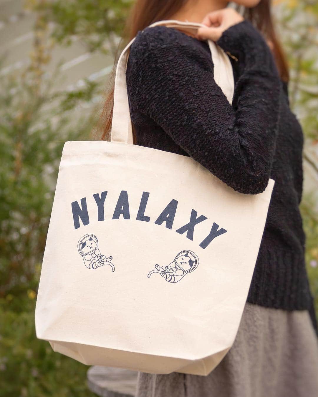ねこさんのインスタグラム写真 - (ねこInstagram)「ねこ×N◯SAで、"NYASA(ニャサ)"❣️⭐️そんなNYASAの、NYALAXYロゴトートバッグ、再入荷致します🙆‍♀️💘グフフ❤️あとね、肩掛けトート以外にも、ちびサイズのトートやランチトートも作ってるョ🥰🤚🏻NYASAファンの皆さん楽しみに待っていてねっ💼⭐️使いやすく、プレゼンにもオススメ、そしてそして何より可愛いNYASA💫😍❤️ネコ好き、宇宙好きにはたまらんとですよ~(๑˃̵ᴗ˂̵)⭐️ 😆💕 #neko_magazine #ねこ #猫 #ネコ #catstagram #cat #ねこマガジン #NEKONOBA #nyasa #kozacla #nyalaxy #ニャラクシー #ニャサ #トート #トートバッグ #totebag」4月3日 19時39分 - neko_magazine