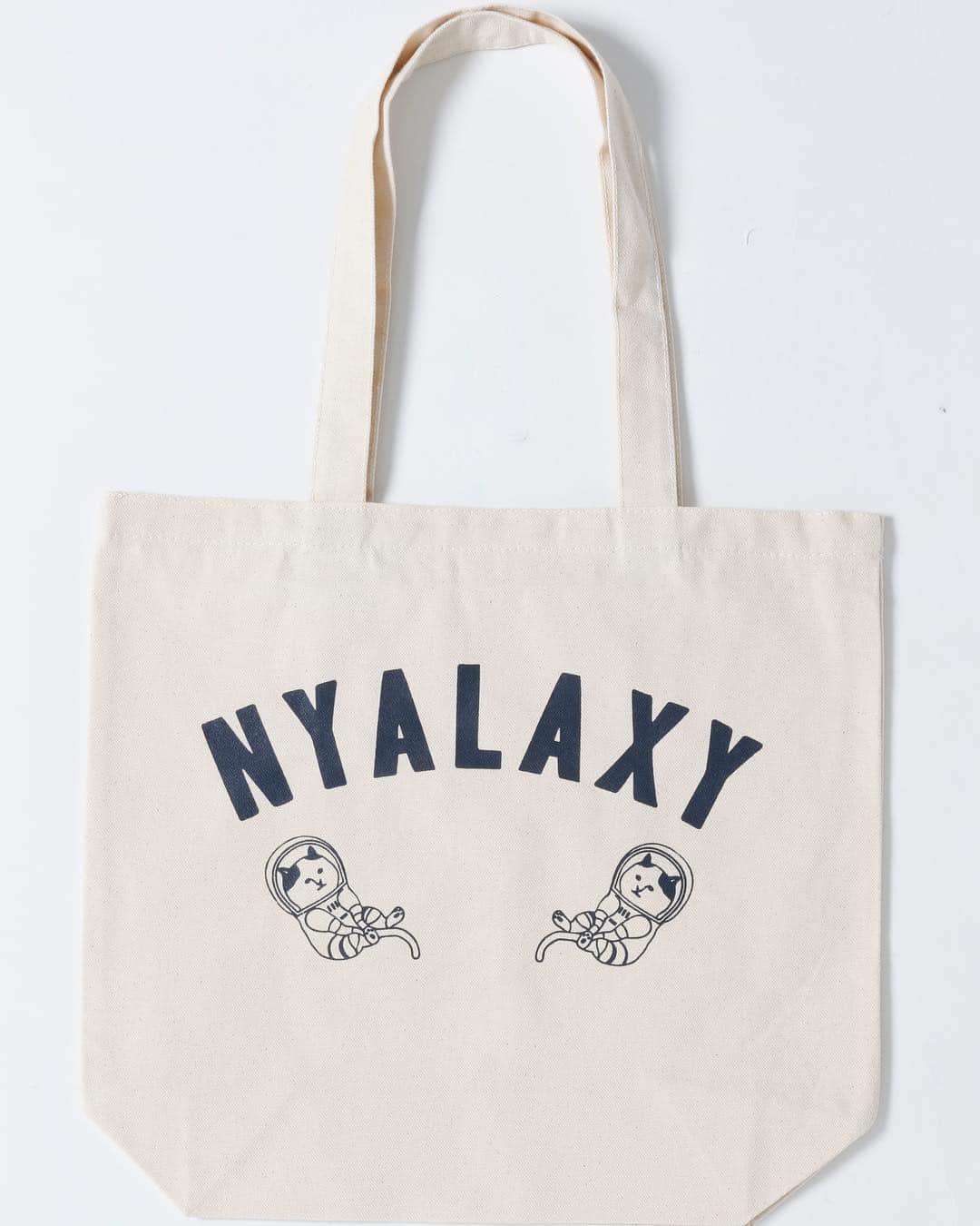 ねこさんのインスタグラム写真 - (ねこInstagram)「ねこ×N◯SAで、"NYASA(ニャサ)"❣️⭐️そんなNYASAの、NYALAXYロゴトートバッグ、再入荷致します🙆‍♀️💘グフフ❤️あとね、肩掛けトート以外にも、ちびサイズのトートやランチトートも作ってるョ🥰🤚🏻NYASAファンの皆さん楽しみに待っていてねっ💼⭐️使いやすく、プレゼンにもオススメ、そしてそして何より可愛いNYASA💫😍❤️ネコ好き、宇宙好きにはたまらんとですよ~(๑˃̵ᴗ˂̵)⭐️ 😆💕 #neko_magazine #ねこ #猫 #ネコ #catstagram #cat #ねこマガジン #NEKONOBA #nyasa #kozacla #nyalaxy #ニャラクシー #ニャサ #トート #トートバッグ #totebag」4月3日 19時39分 - neko_magazine