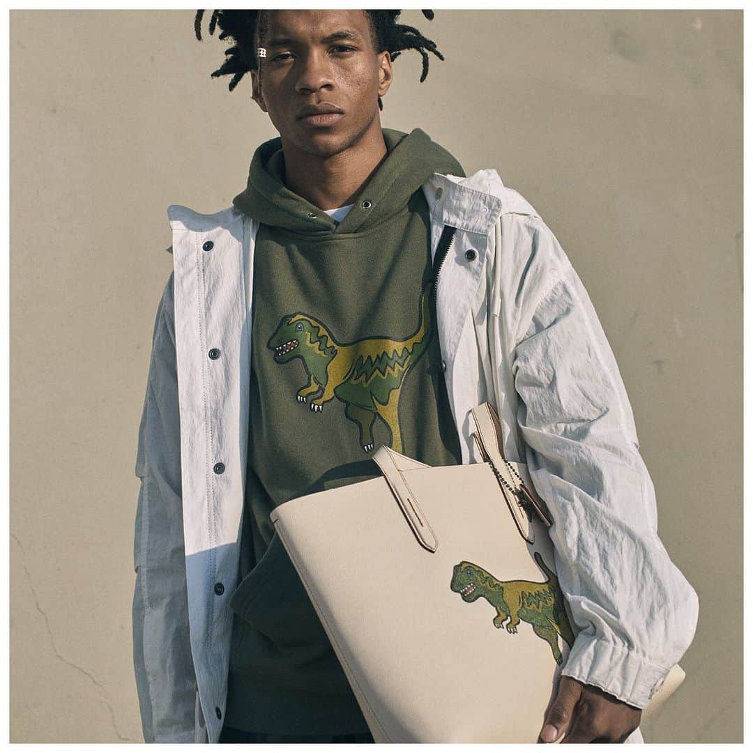 のインスタグラム：「🦖 Go prehistoric on 'em. (Trust us, it's a thing). #RexyTheCoachDino #CoachNY」