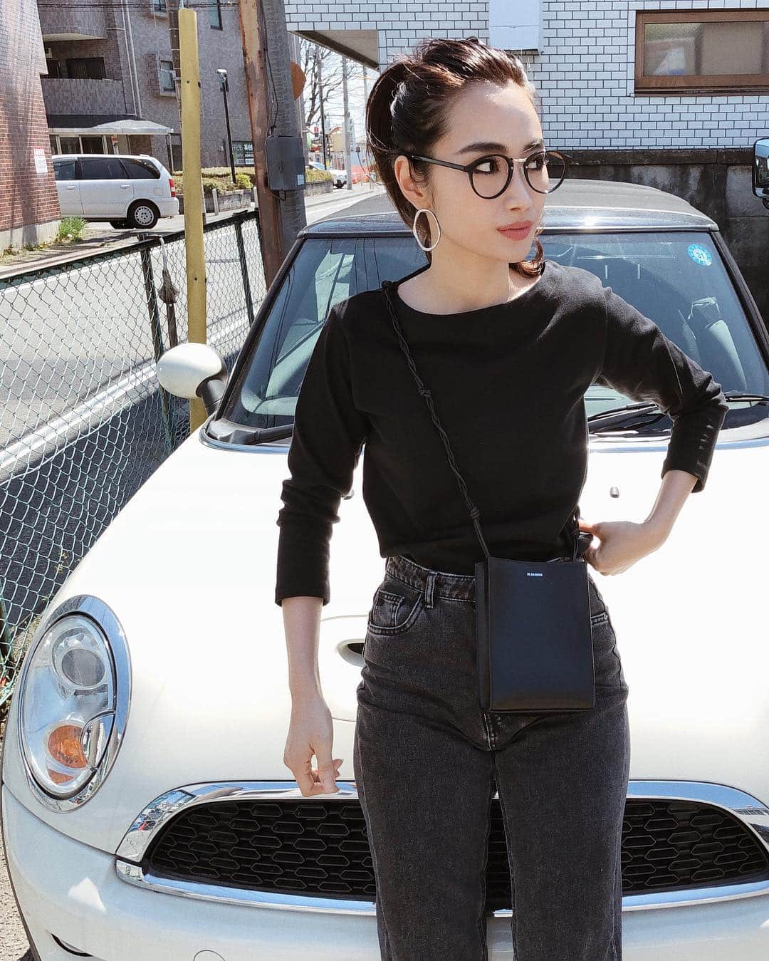 柳橋唯さんのインスタグラム写真 - (柳橋唯Instagram)「outfit ・ ・ 真っ黒シンプル。 ・ ・ トップス、眼鏡:#DUNA