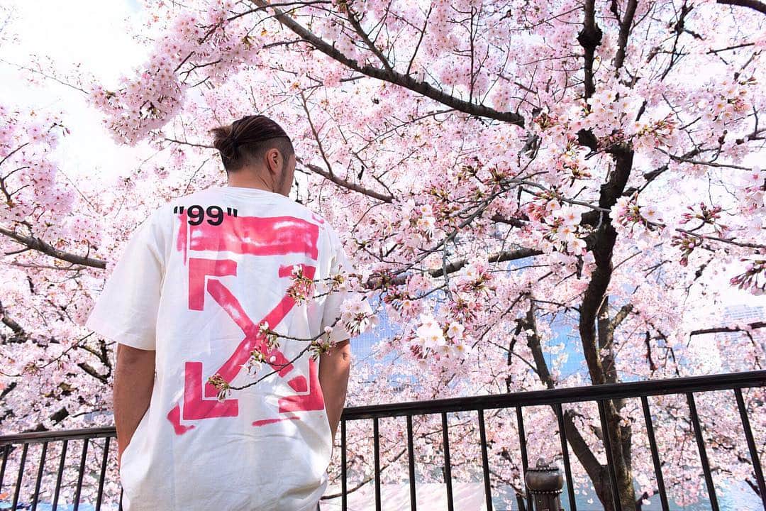 KENTOのインスタグラム：「Spring in Japan 🌸 Japan has four seasons, and each one of them has their good charms.  #sakura #offwhite #virgilabloh #ootd #outfit #outfitoftheday #instafashion #streetfashion #streetstyle #streetwear #djlife #pioneerdj #beepmmgmt #axcell #weareaxcell Photo by @photo_tasuku」