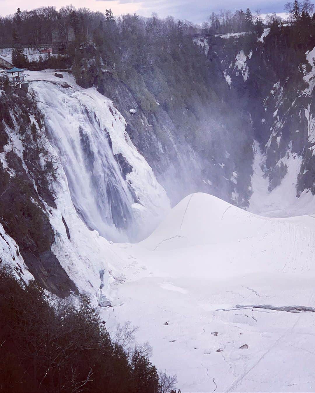 平野綾さんのインスタグラム写真 - (平野綾Instagram)「モンモラシーの滝﻿﻿ (Montmorecy Falls)﻿﻿ ﻿﻿ カナダといえばナイヤガラの滝ですが、﻿﻿ 実はこのモンモラシーの滝、ナイヤガラより約30m高い、84m！﻿﻿ 幅が46mに滝壺の深さが17mと、その規模は写真に収まりません！﻿﻿ ﻿﻿ モンモラシー川がセントローレンス川に流れ込む合流点辺りにあり、﻿﻿ この時期は川のほとんどが凍りつき、よく見ると何やらスケートした跡まで…‼︎﻿﻿ ﻿﻿ ケーブルカーから見る真っ白な世界は素晴らしいですし、﻿﻿ 最上部には吊り橋がかかっていて、そこから流れ落ちる滝を見るのは物凄い迫力です‼︎﻿﻿ ﻿﻿ 凍っていると聞いて行くのを迷ったのですが、﻿﻿ また違う楽しみ方があるのだと気付かされました！﻿ ﻿ ﻿ #canada #quebec #quebeccity  #montmorencyfalls #chutesmontmorency  #nadeshicon #nadeshicon2019  #ayahirano #平野綾」4月3日 19時43分 - a_ya.hirano